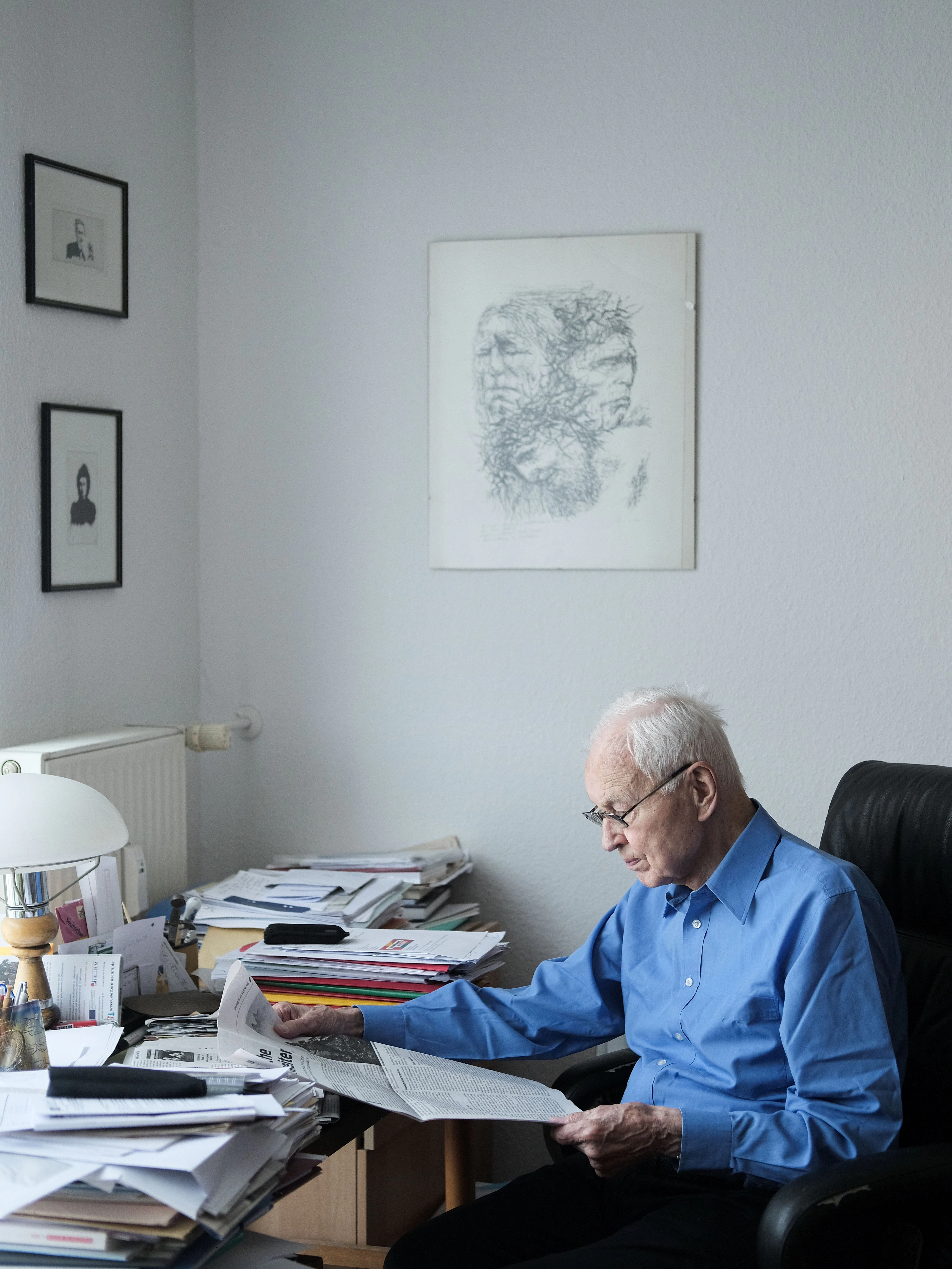 Hans Modrow an seinem Schreibtisch