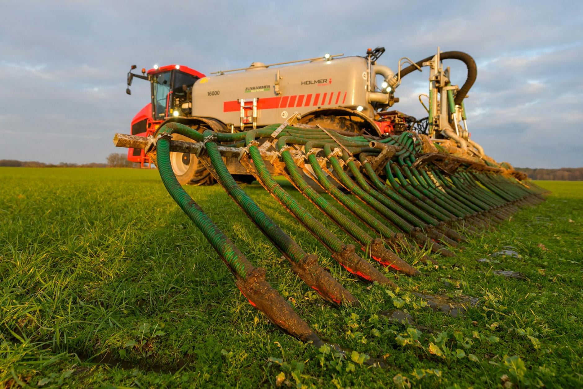 Ahh, Landluft! Ein Bauer bringt mit „Schleppschuhen“ Gülle aufs Feld. Die Methode, sie wie beim Streufahrzeug zu verteilen, ist nicht mehr erlaubt.