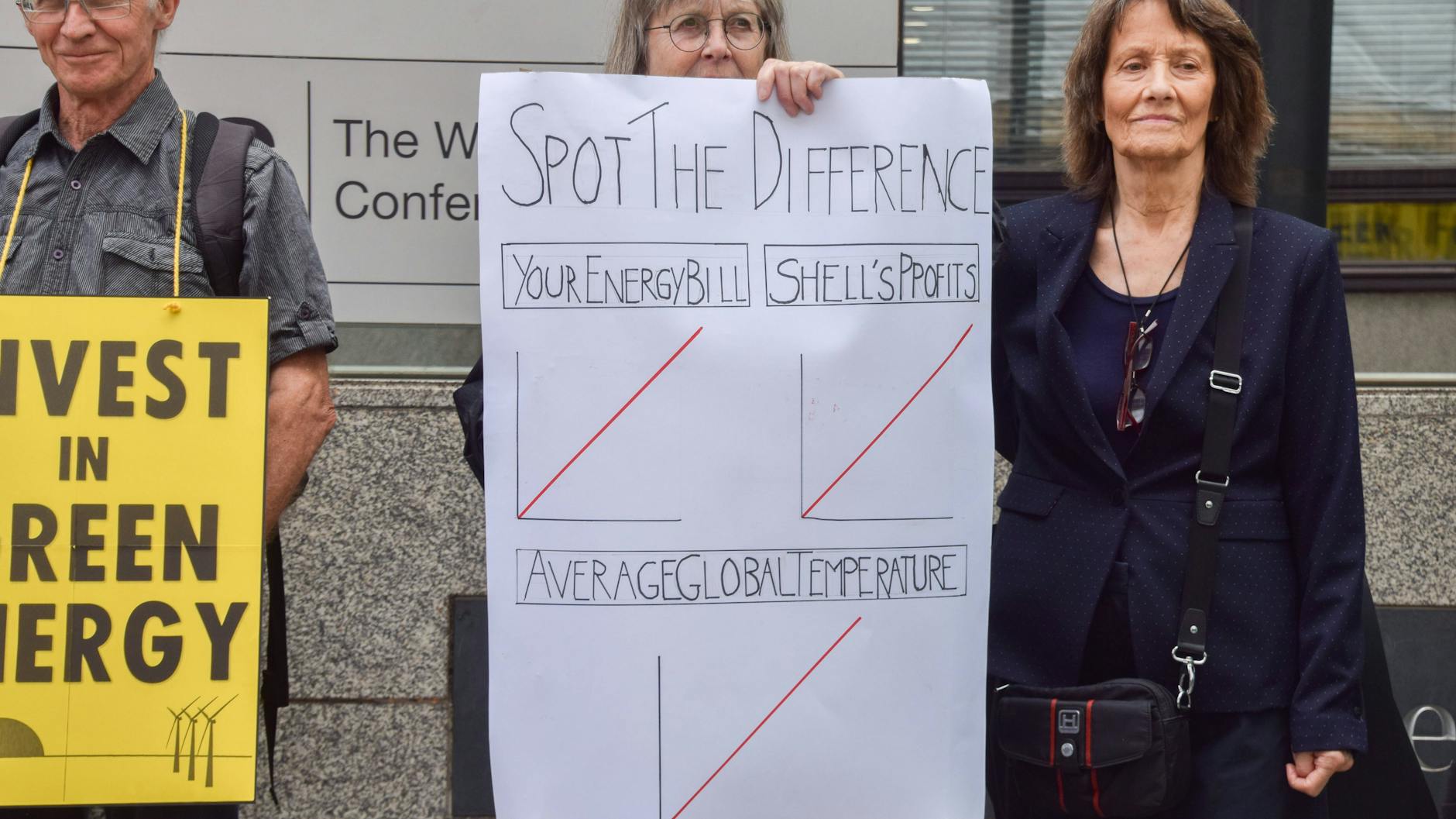 Der Ölkonzern Shell fährt derzeit riesige Gewinne ein. Dagegen regt sich Protest.