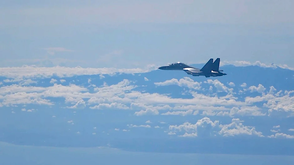 HANDOUT - Das von der chinesischen Nachrichtenagentur Xinhua veröffentlichte Videostandbild zeigt ein chinesisches Militärflugzeug während einer Militärübung  der chinesischen Volksbefreiungsarmee.  