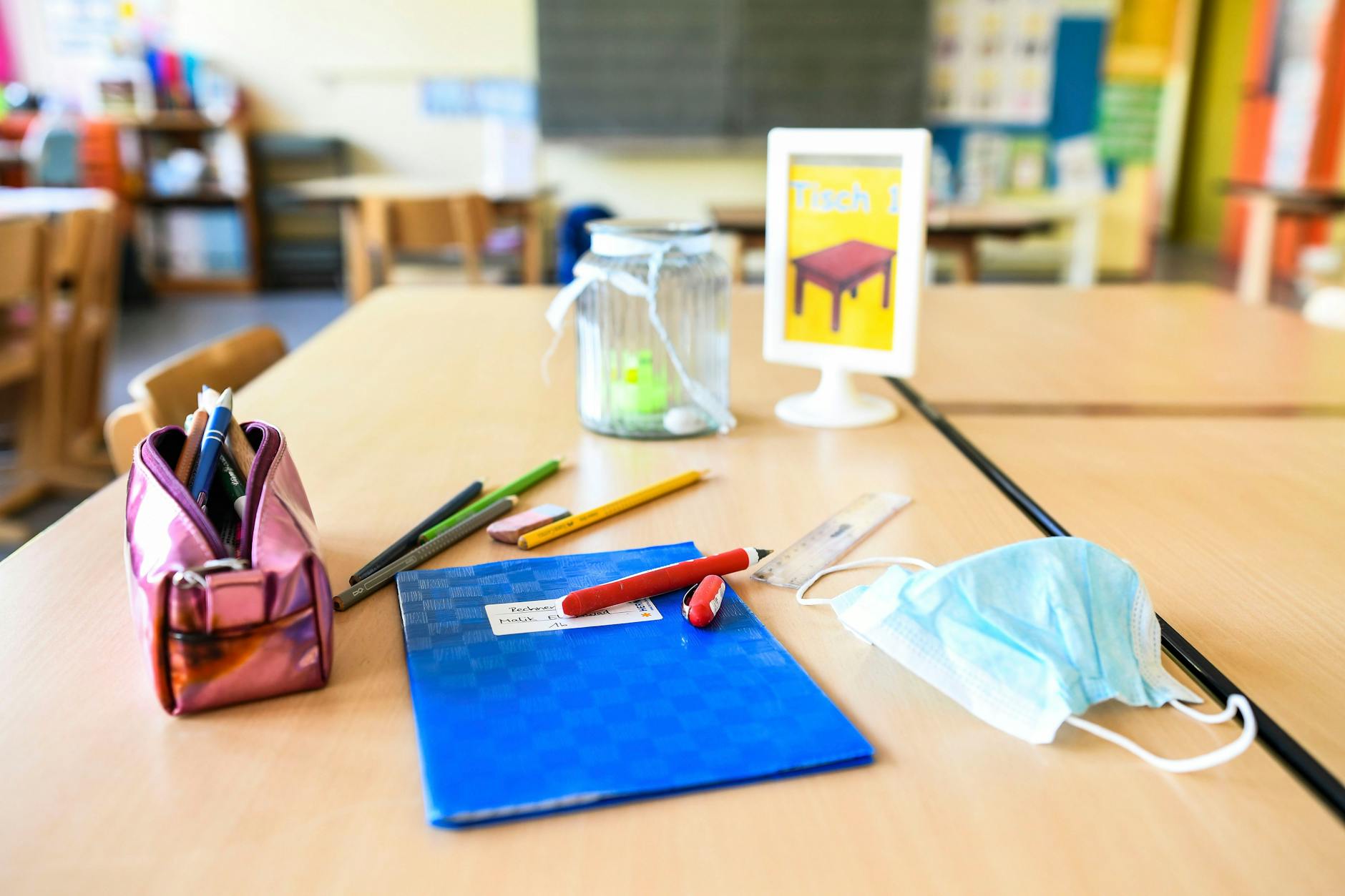 Schulmaterial liegt auf dem Tisch in einer Berliner Grundschule.