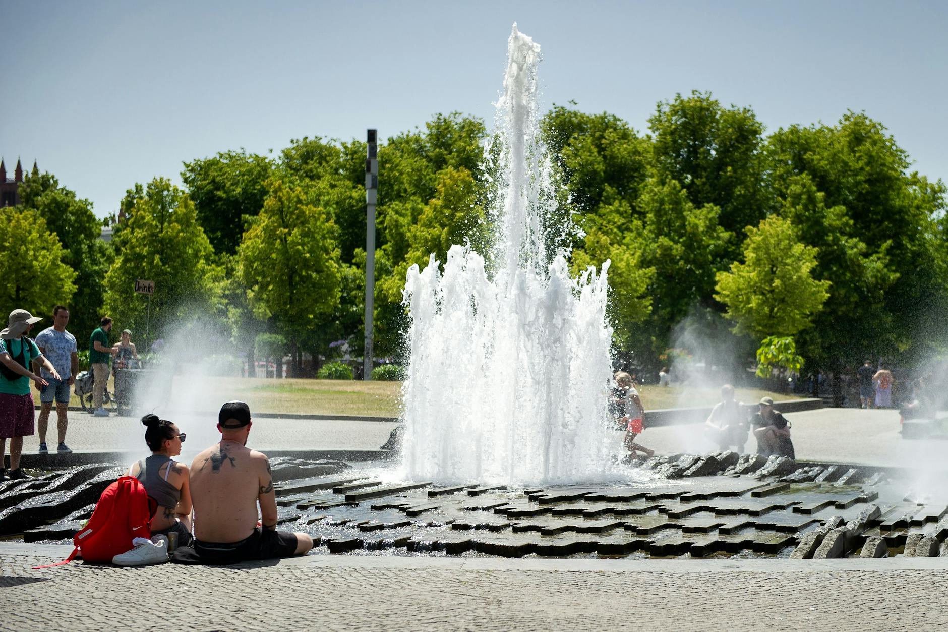 Hitze in Berlin: Erfrischung am Berliner Lustgarten-Brunnen.