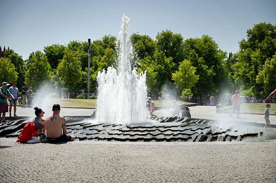 Hitze in Berlin: Erfrischung am Berliner Lustgarten-Brunnen.