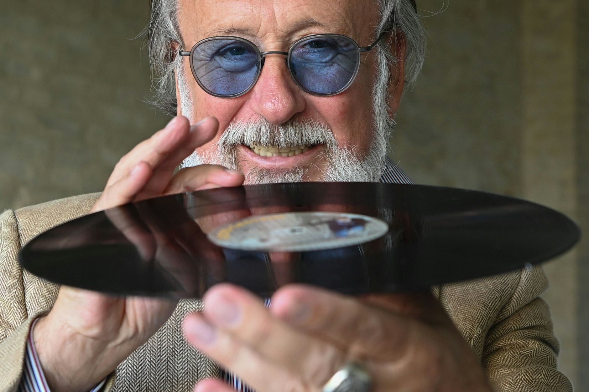 Berlin: Der Musiker und Lebenskünstler Friedrich Liechtenstein hält in seiner Wohnung in Berlin-Mitte seine Schallplatte in den Händen.