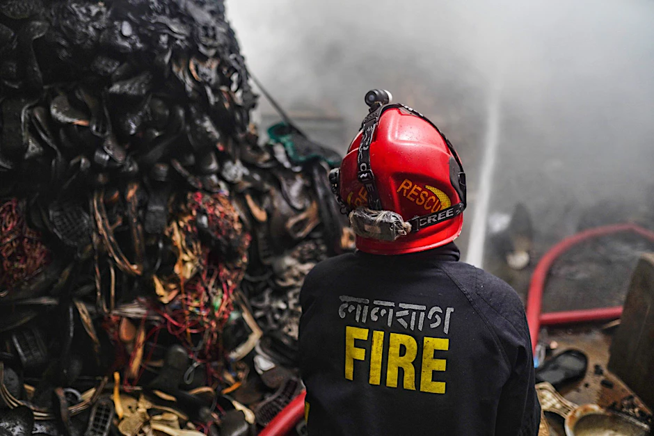 Ein Feuerwehrmann im Kampf gegen das Feuer in der Plastikfabrik in Dhaka.  a