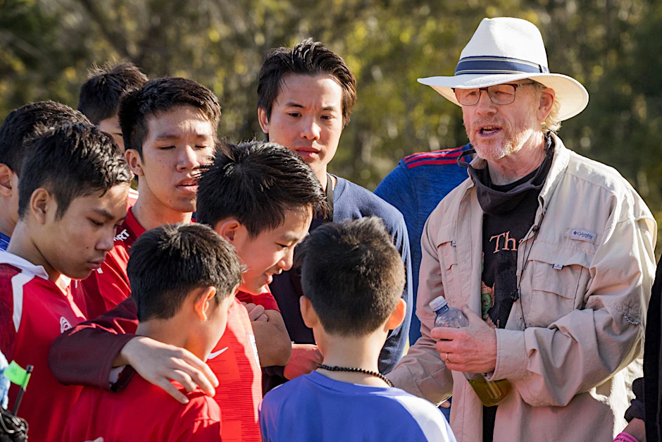 HANDOUT - Oscar-Preisträger Ron Howard (r) am Set von "Thirteen Lives" mit Darstellern.  yer Pictures/dpa