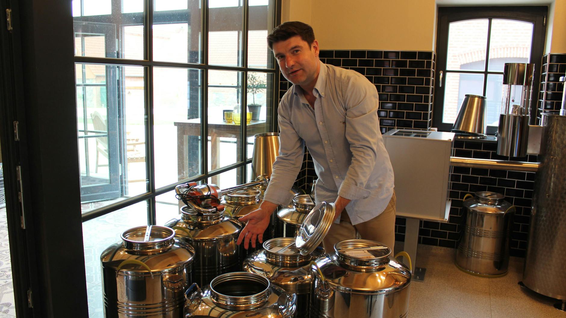 Klein Gottschow: Nach dem Brennen hat der Gin noch einen viel zu hohen Alkoholgehalt. Deshalb wird er nach dem Brennen mit Wasser versetzt und muss in Fässern noch mehrere Wochen ruhen.