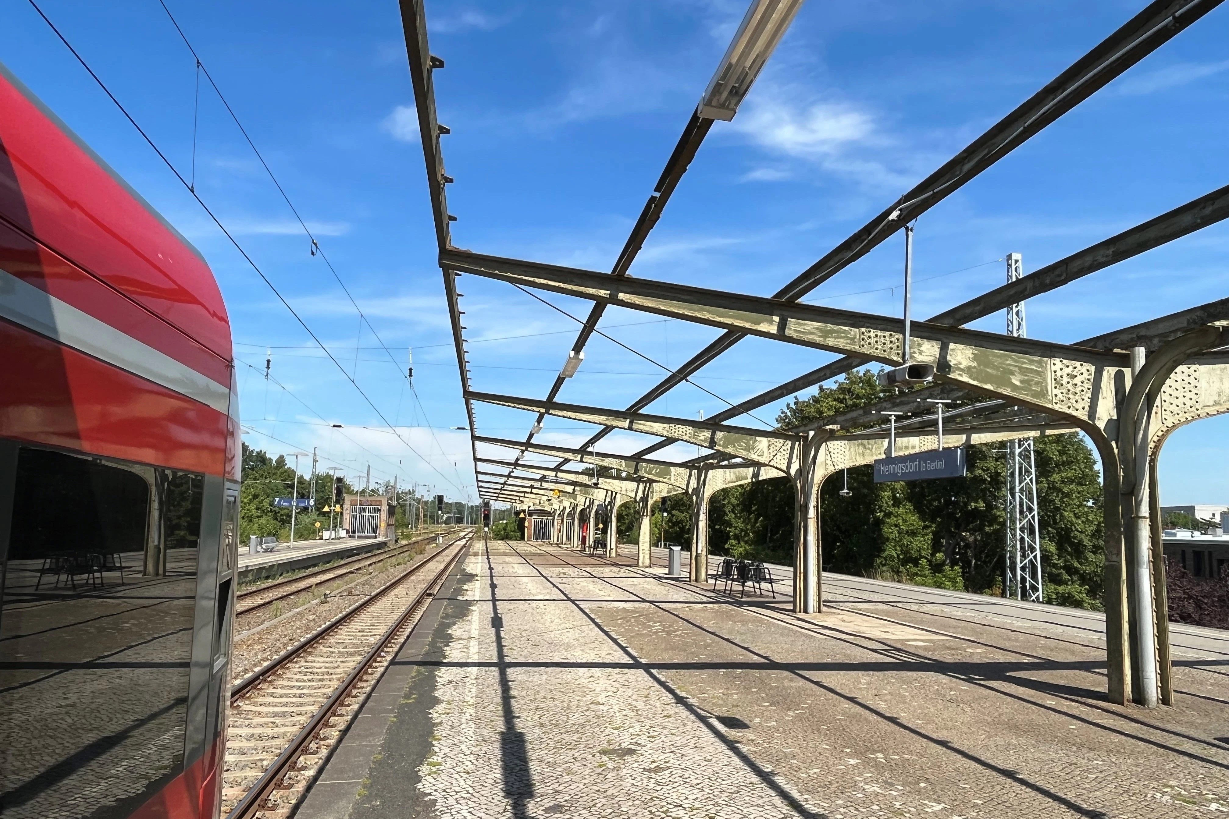 Kein angenehmer Ort zum Warten: Eine Regionalbahn steht an Gleis 5 in Hennigsdorf. Das alte Dach ist entfernt. Der Prignitz-Express kommt hier oft verspätet an. Folge: Fahrgäste verpassen den Anschluss an die S-Bahn.