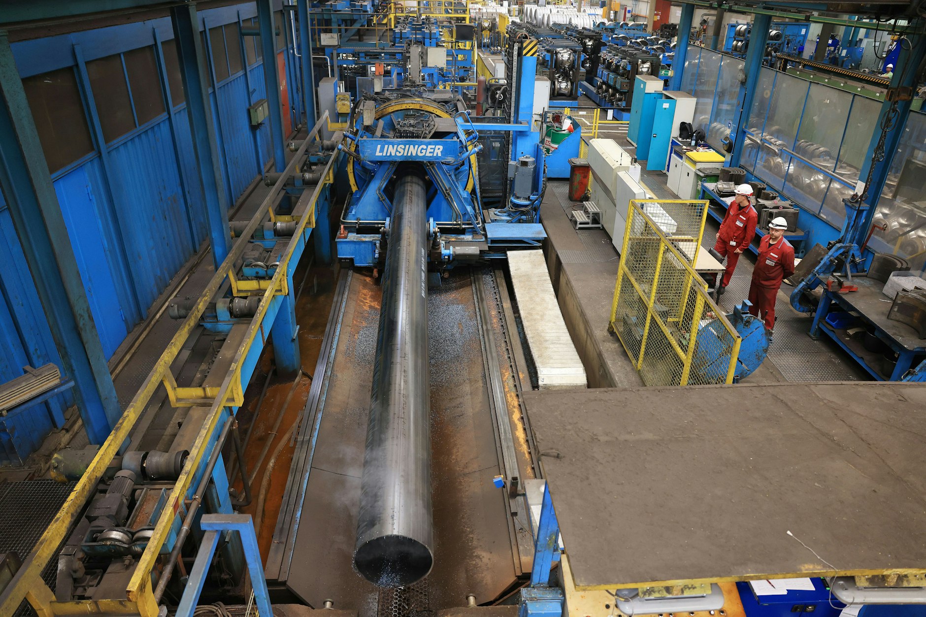 In Hamm werden&nbsp; Rohre gefertigt: Sie sollen vom 22. Dezember an Gas vom künftigen Flüssiggas-Terminal Wilhelmshaven in deutsche Pipeline-Netz schaffen, damit Gas-Kunden nicht in die Röhre gucken.