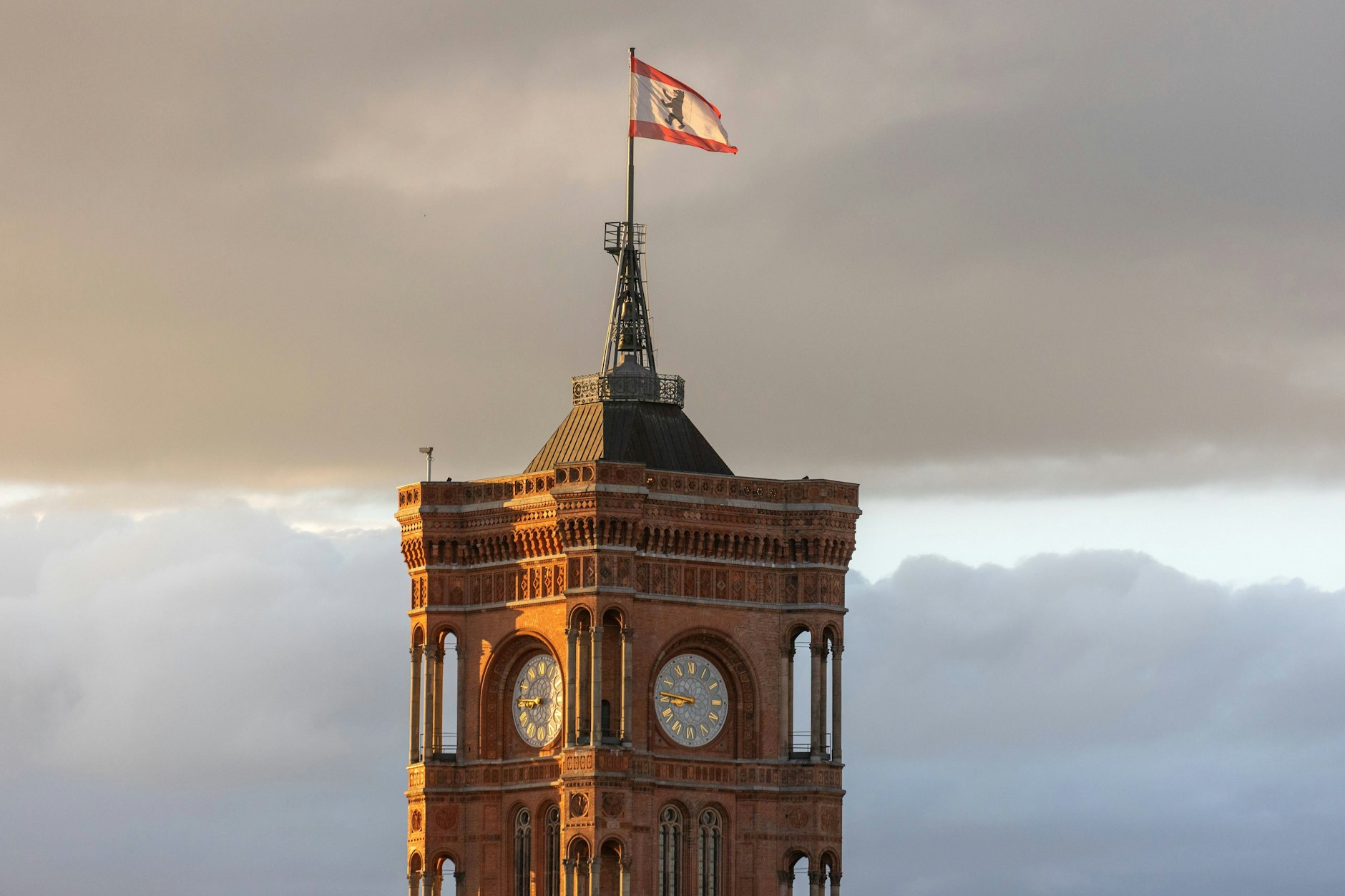 Im Roten Rathaus von Berlin geht es heute hoch her.