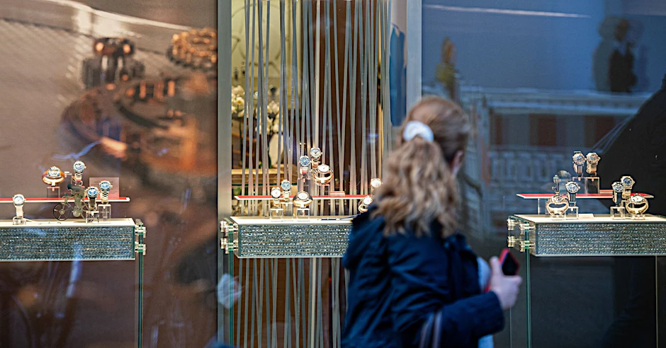 ARCHIV - Eine Passantin vor einer Boutique des Schweizer Uhrenhersteller Omega in Hamburg.  