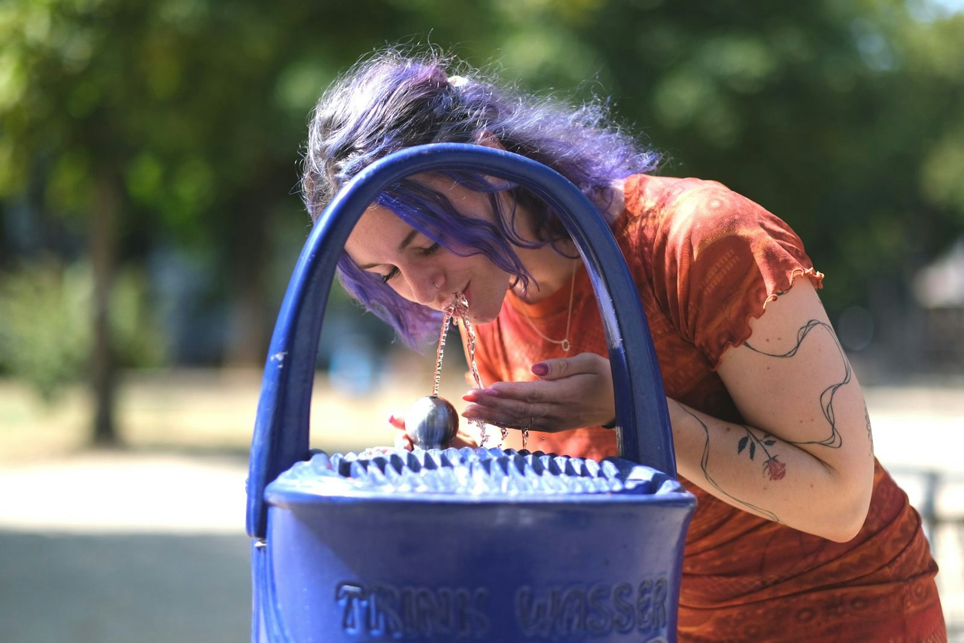 Durstlöscher: Angelina aus Griechenland an einem Kaiser-Brunnen am Hohenstaufenplatz in Kreuzberg. Gerade die vergangenen, sehr heißen Tage haben deutlich gemacht, wie wichtig eine lückenlose Versorgung mit Trinkwasser ist.