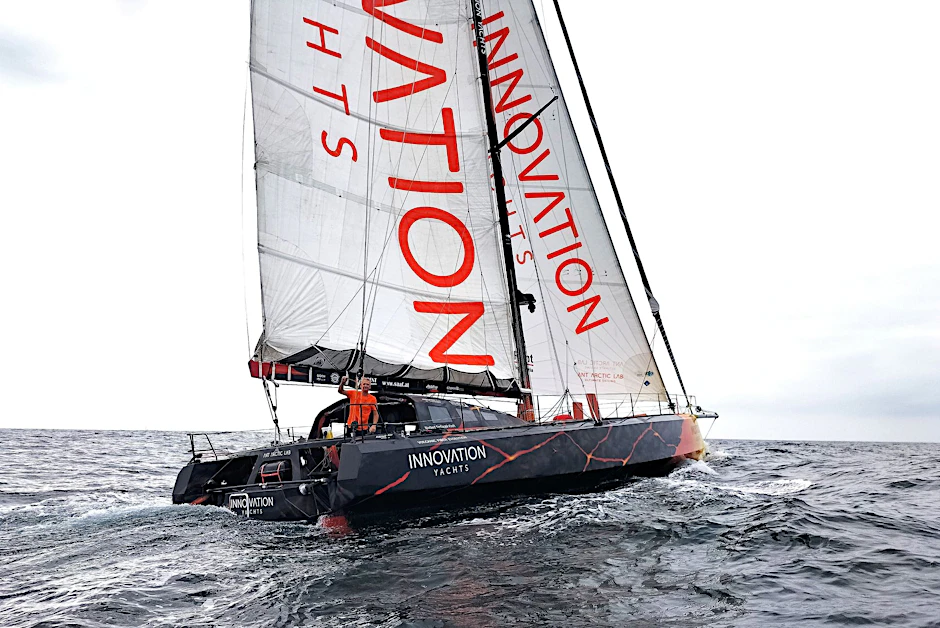 Segler Norbert Sedlacek Koch an Bord seiner Yacht IY Open60AAL.  