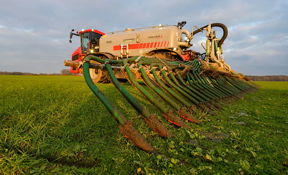 Ein Landwirt in Niedersachsen düngt sein Feld mit Gülle.