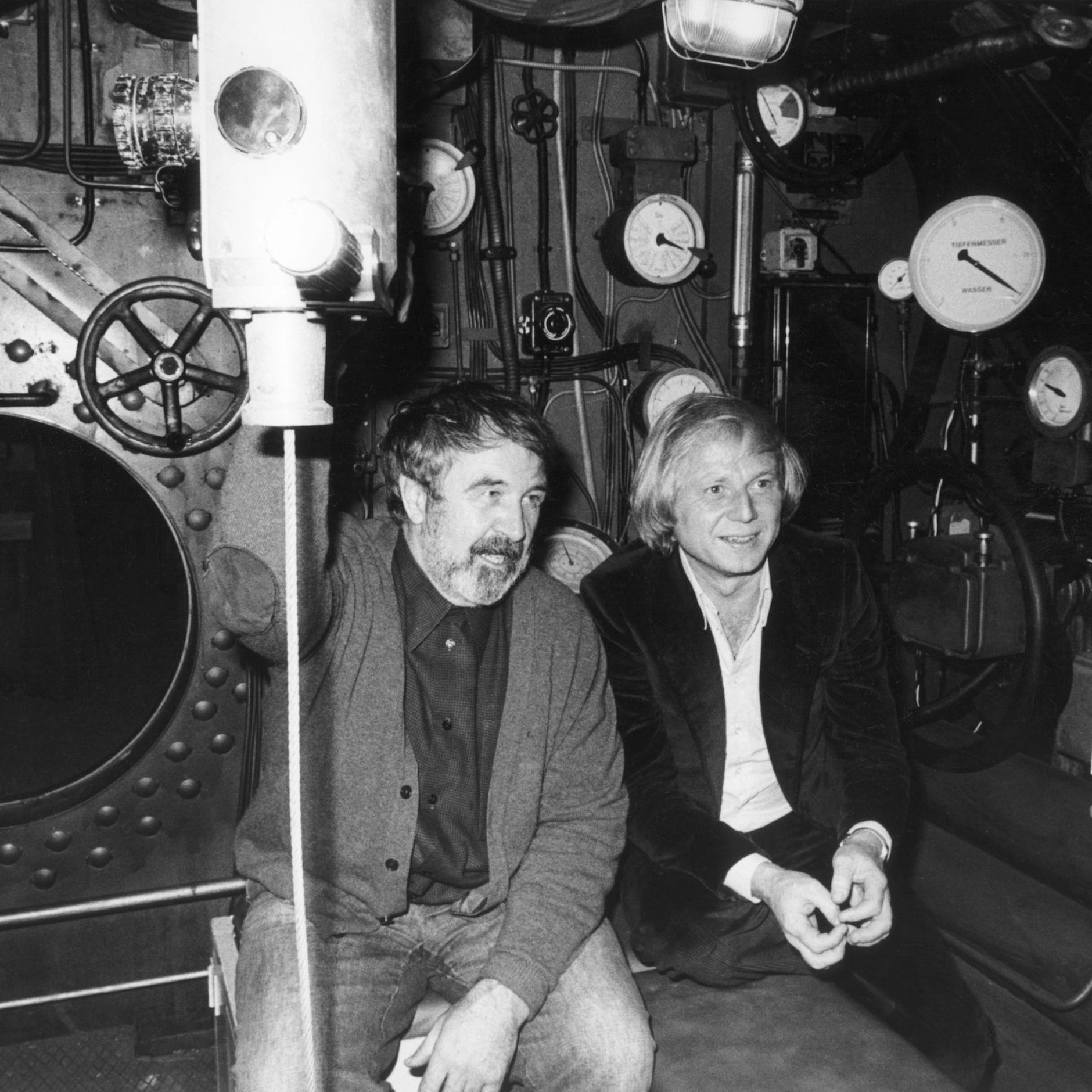 Der Regisseur Wolfgang Petersen (r) und der Schriftsteller Lothar-Günther Buchheim sitzen in dem original nachgebauten U-Boot für den Film "Das Boot" (Archivfoto).