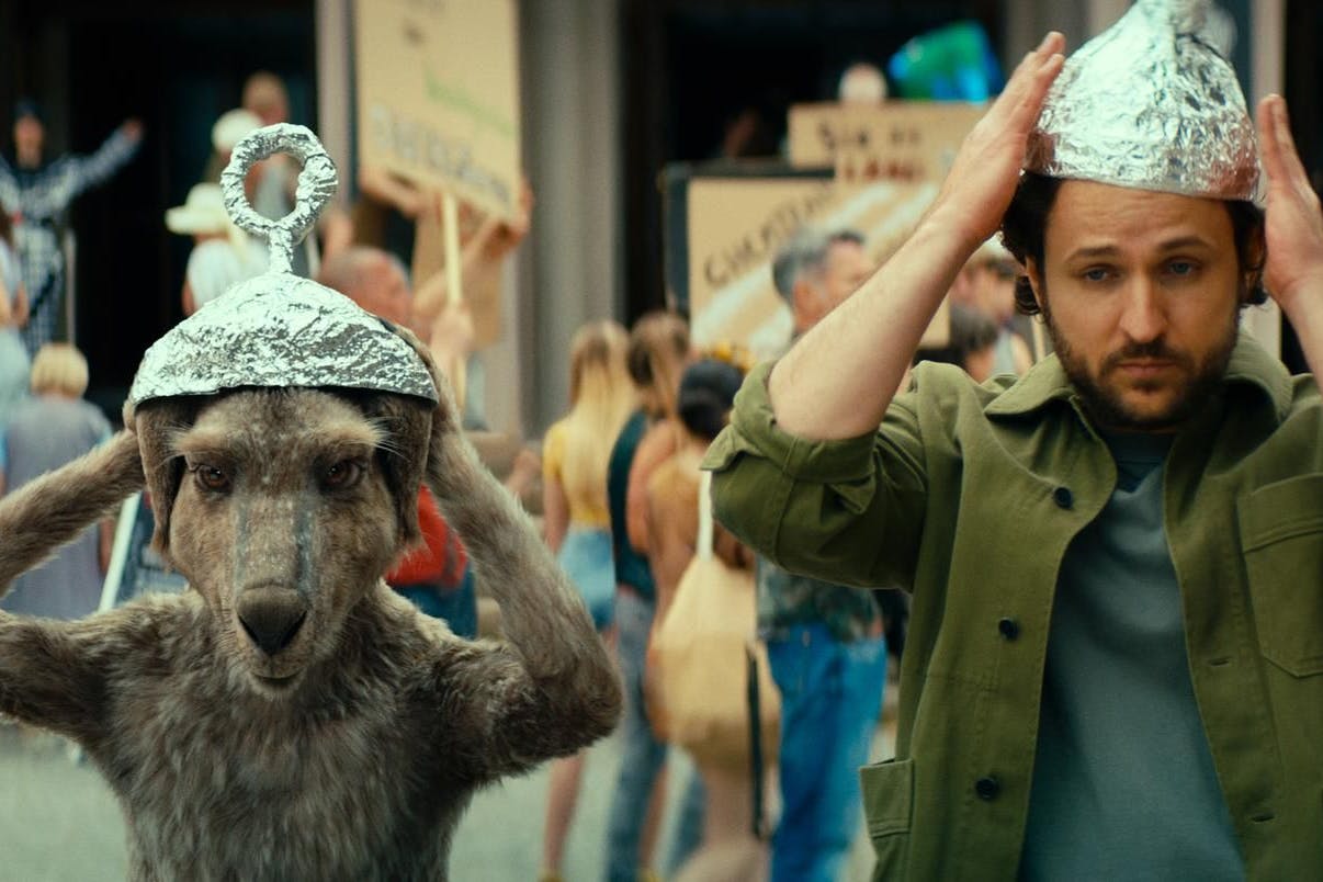 Marc-Uwe und das Känguru bestreiten ihr zweites gemeinsames Kino-Abenteuer.