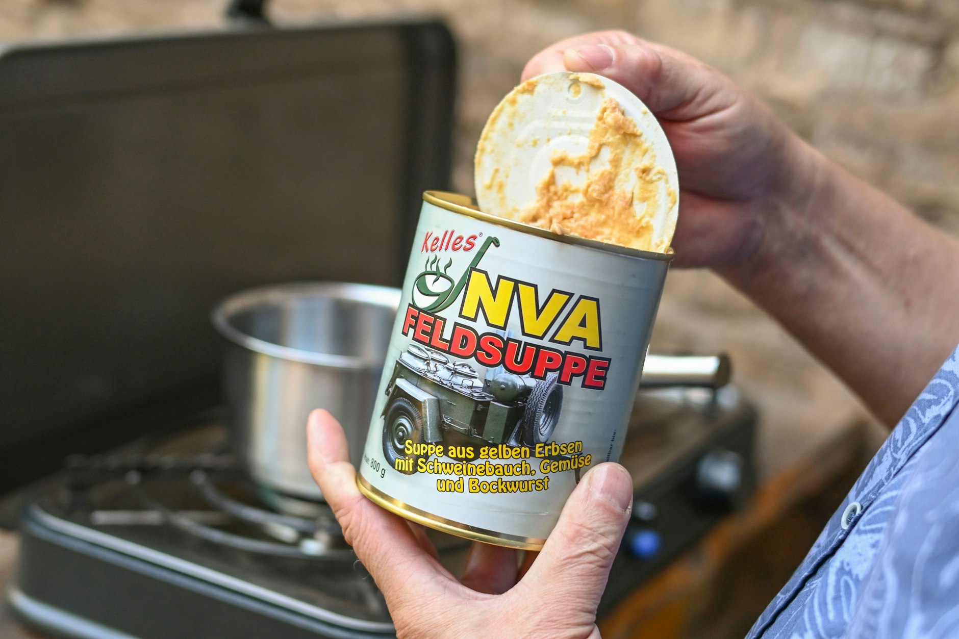 Ein Berliner bereitet eine NVA-Feldsuppe zu. Diese Konserve gehört zu denDDR-Büchsen-Gerichten, die gerade angeprangert werden.