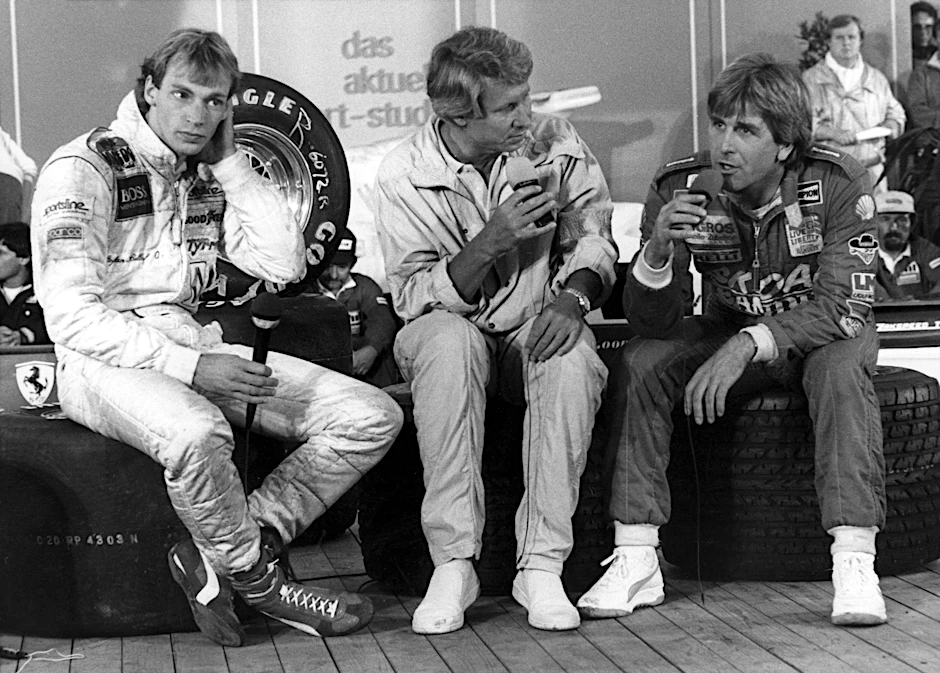 ARCHIV - Moderator Karl Senne (M) beim Interview mit den Formel-1-Piloten Manfred Winkelhock (r) und Stefan Bellof (l) im Aktuellen Sportstudio.  