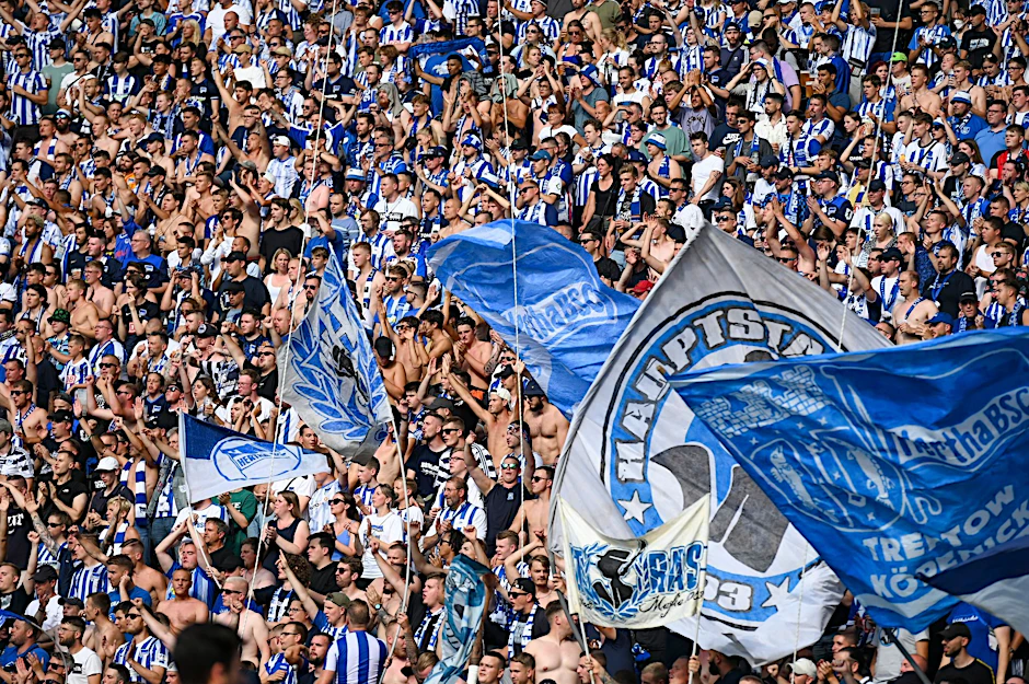 Hertha-Fans schwenken Fahnen.  