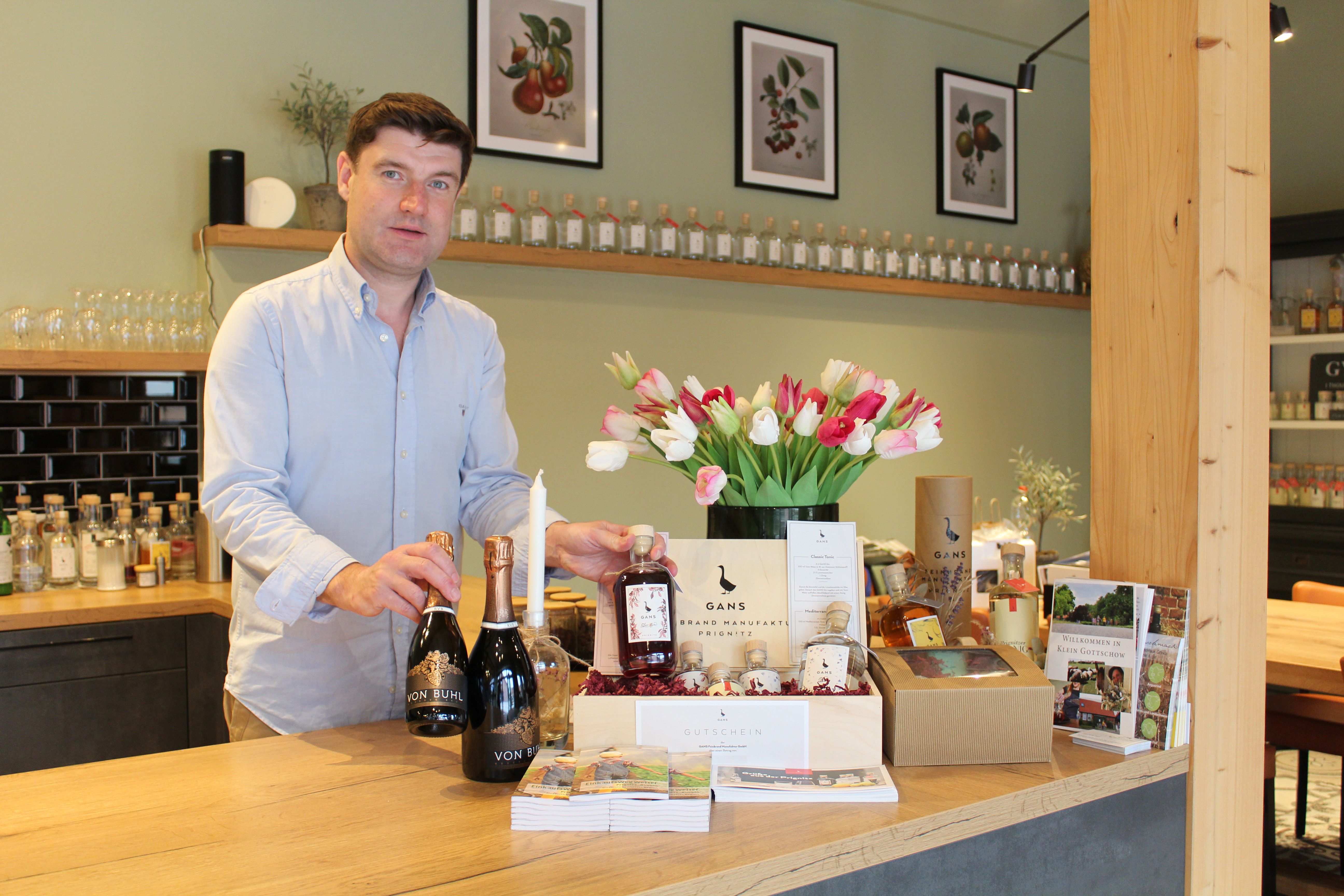 Image - Irre Schnaps-Idee aus der Prignitz: Gin aus Blutorange, Hopfen und süßen Johannisbeeren. Das Zeug soll sogar gegen Arthritis und alternde Haut helfen