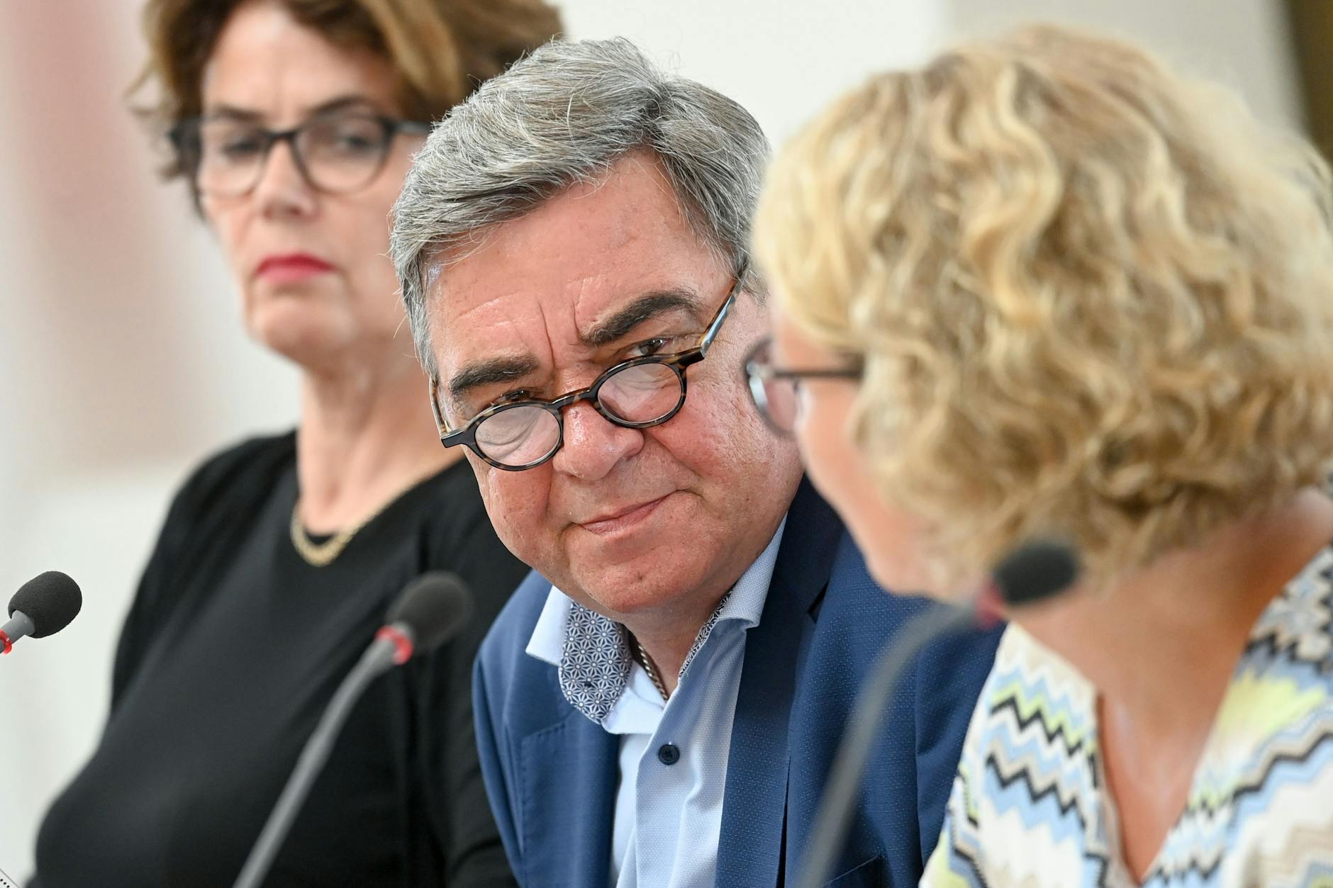 Hagen Brandstäter, geschäftsführender Intendant des RBB, und Dorette König (r.), amtierende Verwaltungsratschefin des RBB, am Dienstag im Brandenburger Landtag. Ihre bisherigen Chefs haben in der Affäre ihre Positionen verloren.