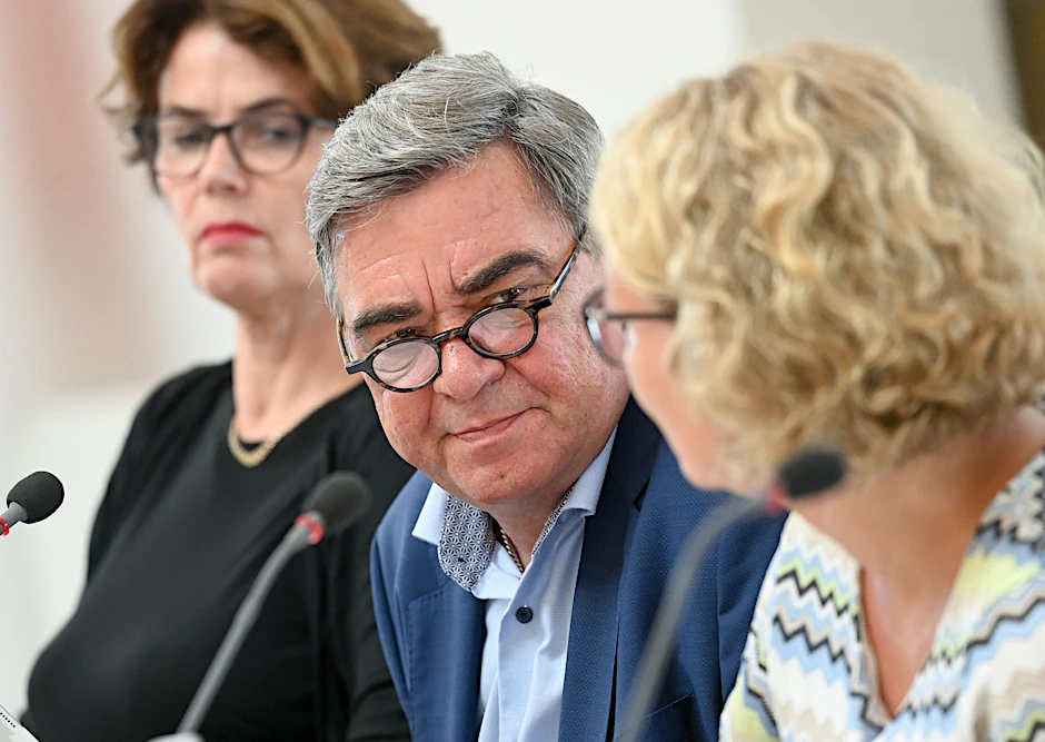 Hagen Brandstäter, geschäftsführender Intendant des RBB, und Dorette König (r.), amtierende Verwaltungsratschefin des RBB, am Dienstag im Brandenburger Landtag. Ihre bisherigen Chefs haben in der Affäre ihre Positionen verloren.