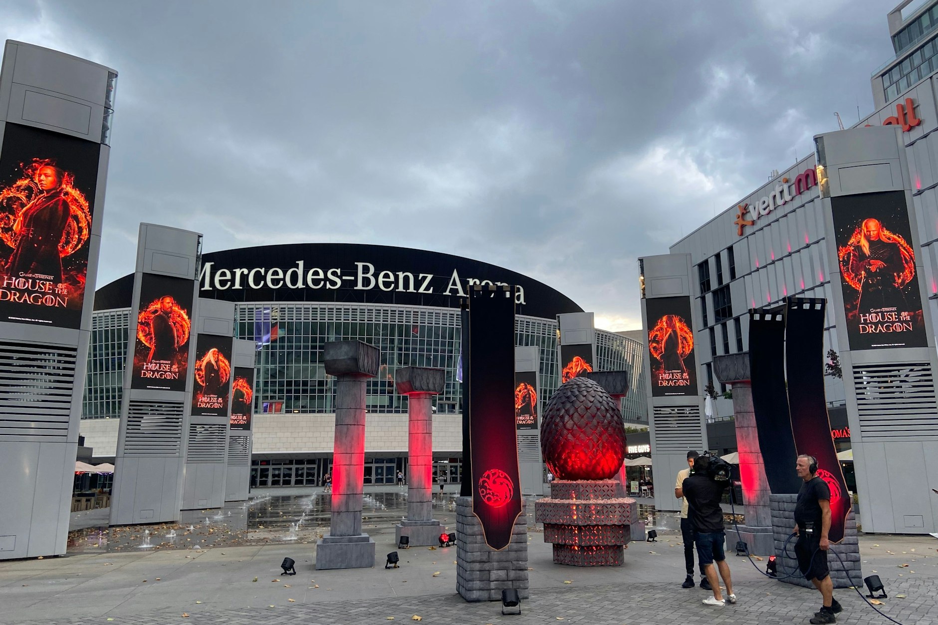 Das von Sky platzierte Drachenei am Mercedes-Platz