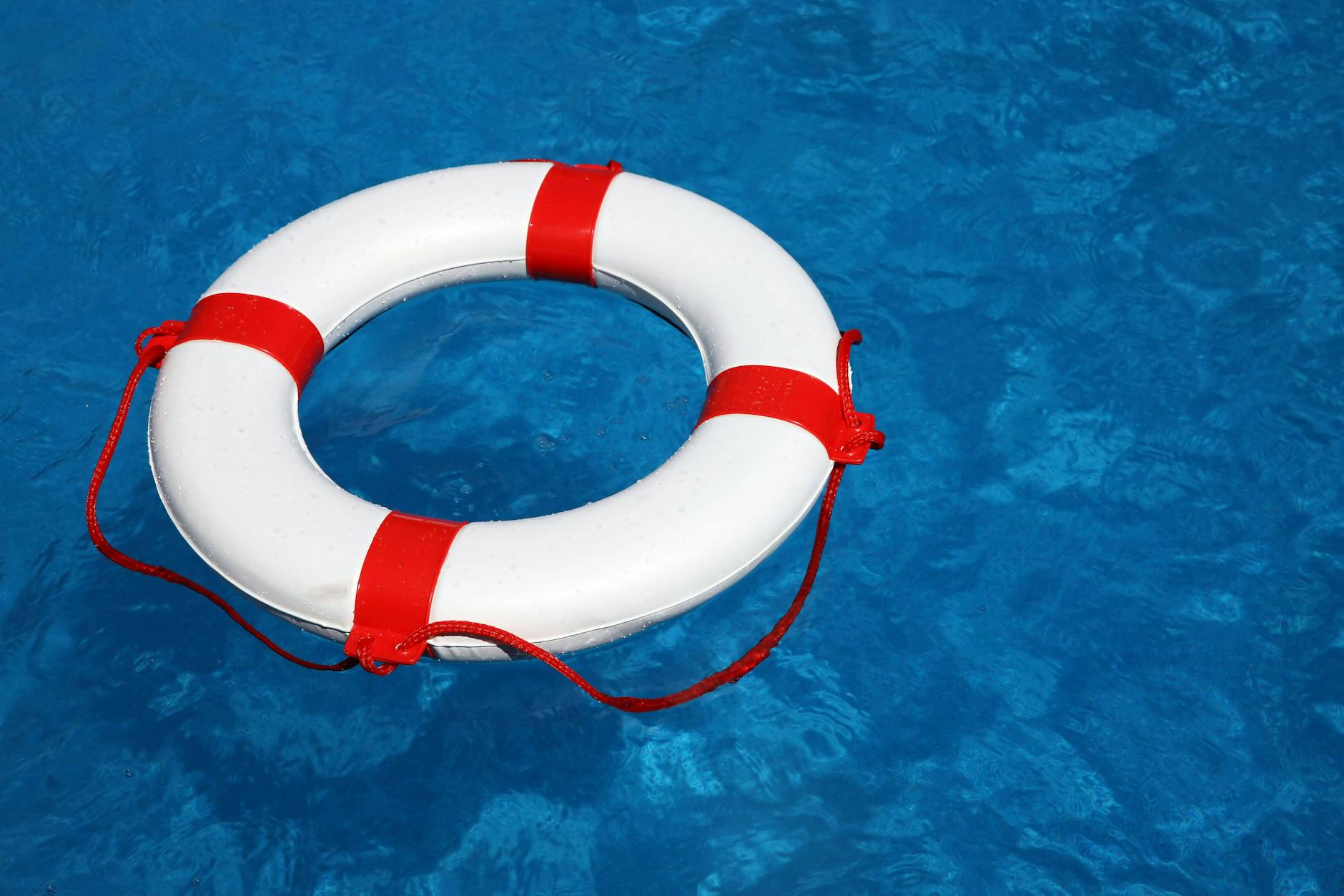 Ein Kind sollte ab der dritten Klasse keinen Lebensretter-Schwimmring mehr benötigen.