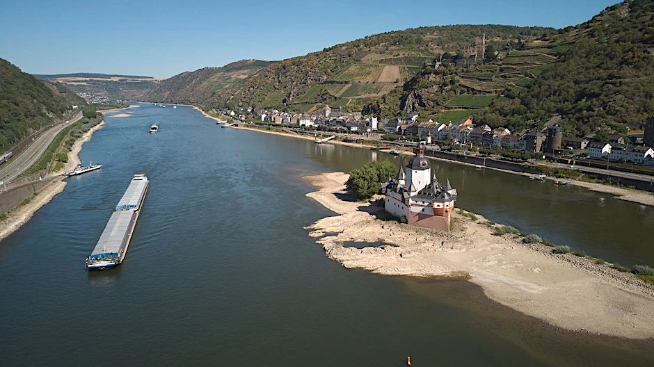 Niedrigwasser am Mittelrhein bei Kaub.  
