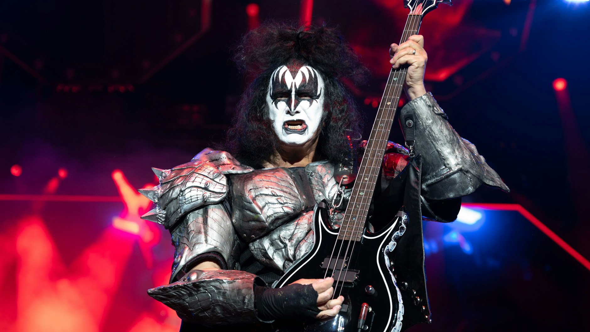 Kiss-Bassist Gene Simmons in seinem Dämon-Kostüm macht den Fans Hoffnung, dass mit der Band noch lange nicht Schluss ist.