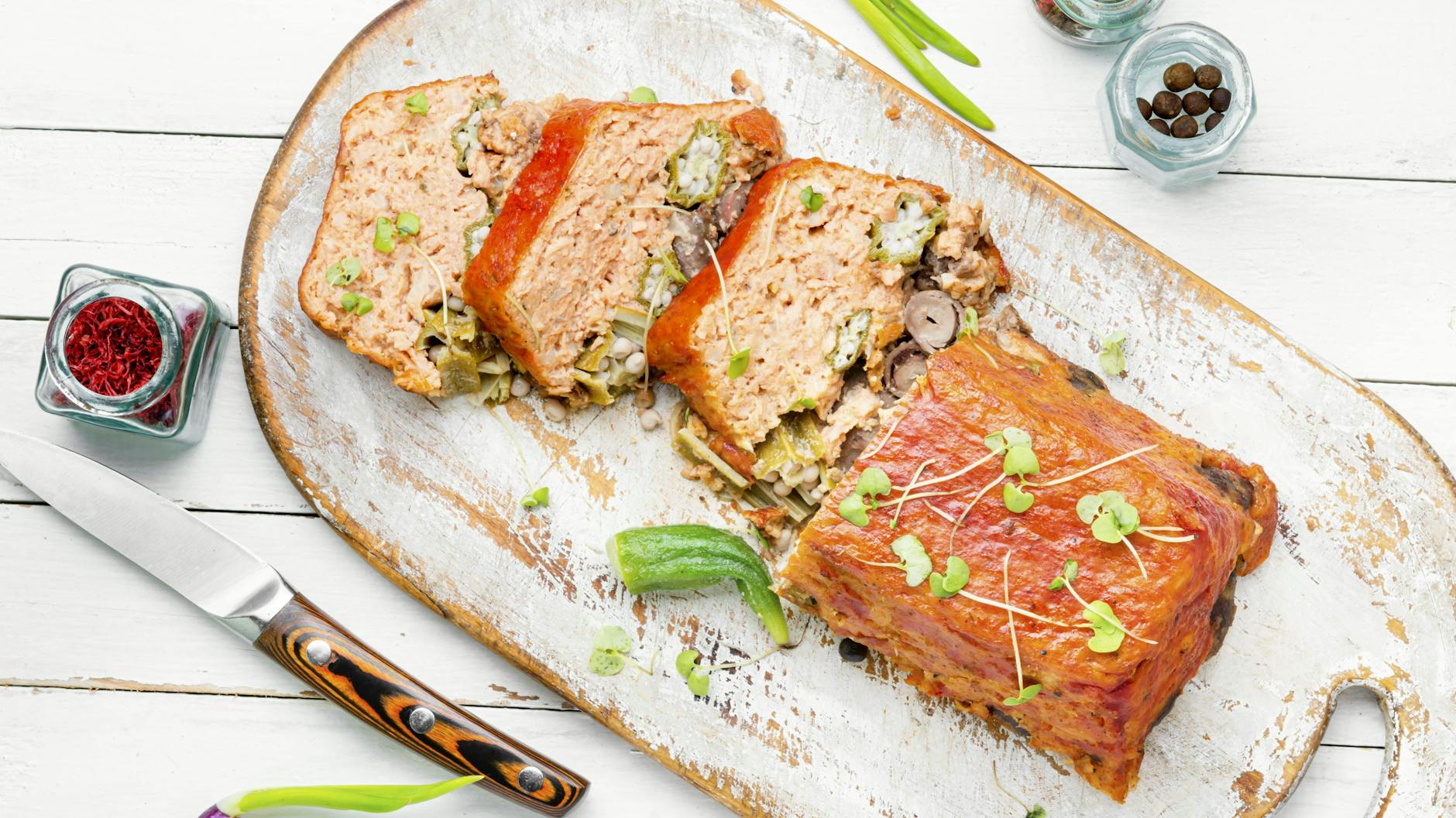 Der Hackbraten schmeckt warm zu Salzkartoffeln oder Reis, man kann ihn aber auch super kalt auf einer Stulle essen.