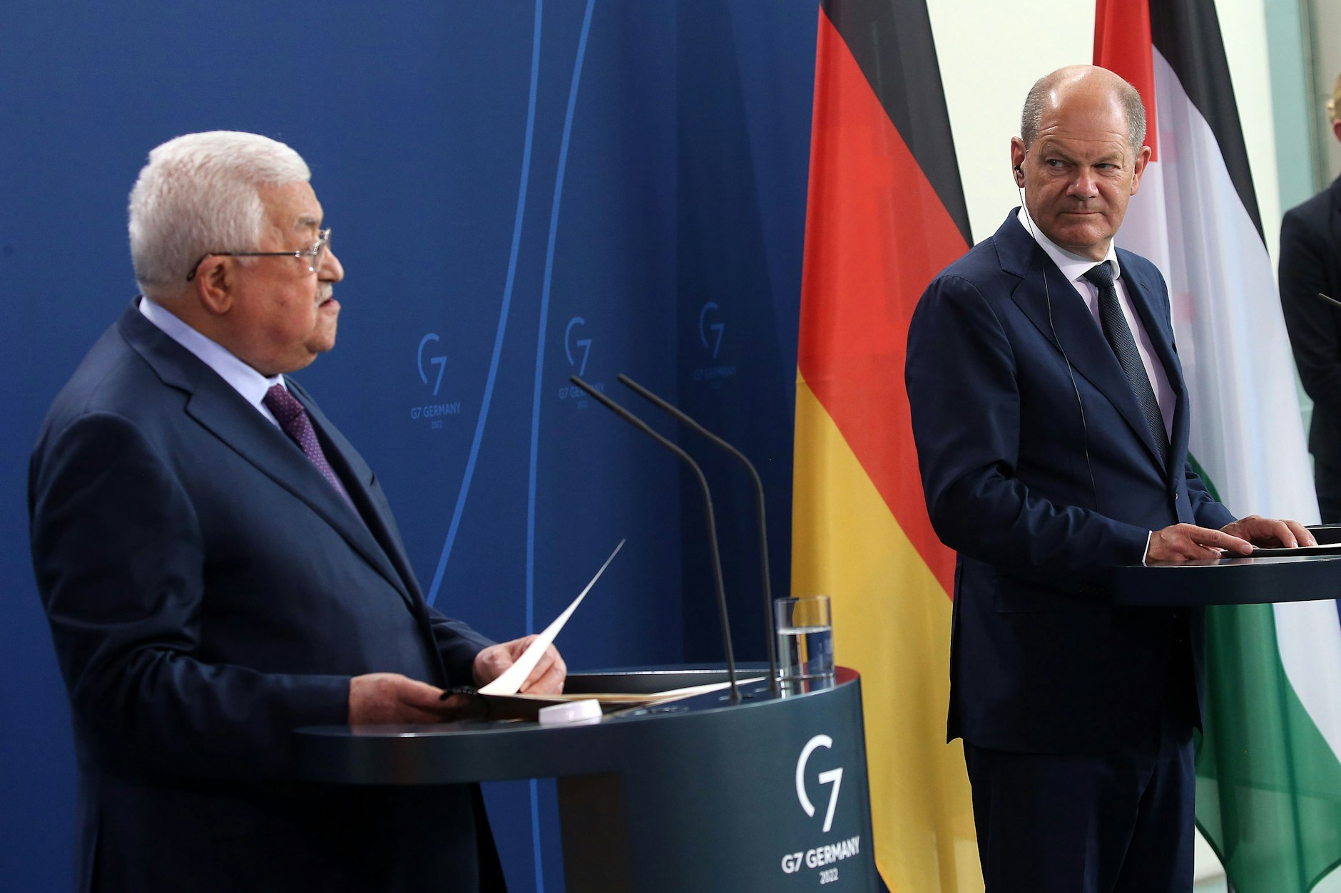 Guckt streng. Und? Das wars. Bundeskanzler Olaf Scholz (SPD) hört dem Präsidenten der Palästinensischen Autonomiebehörde, Mahmud Abbas, zu – und schweigt.