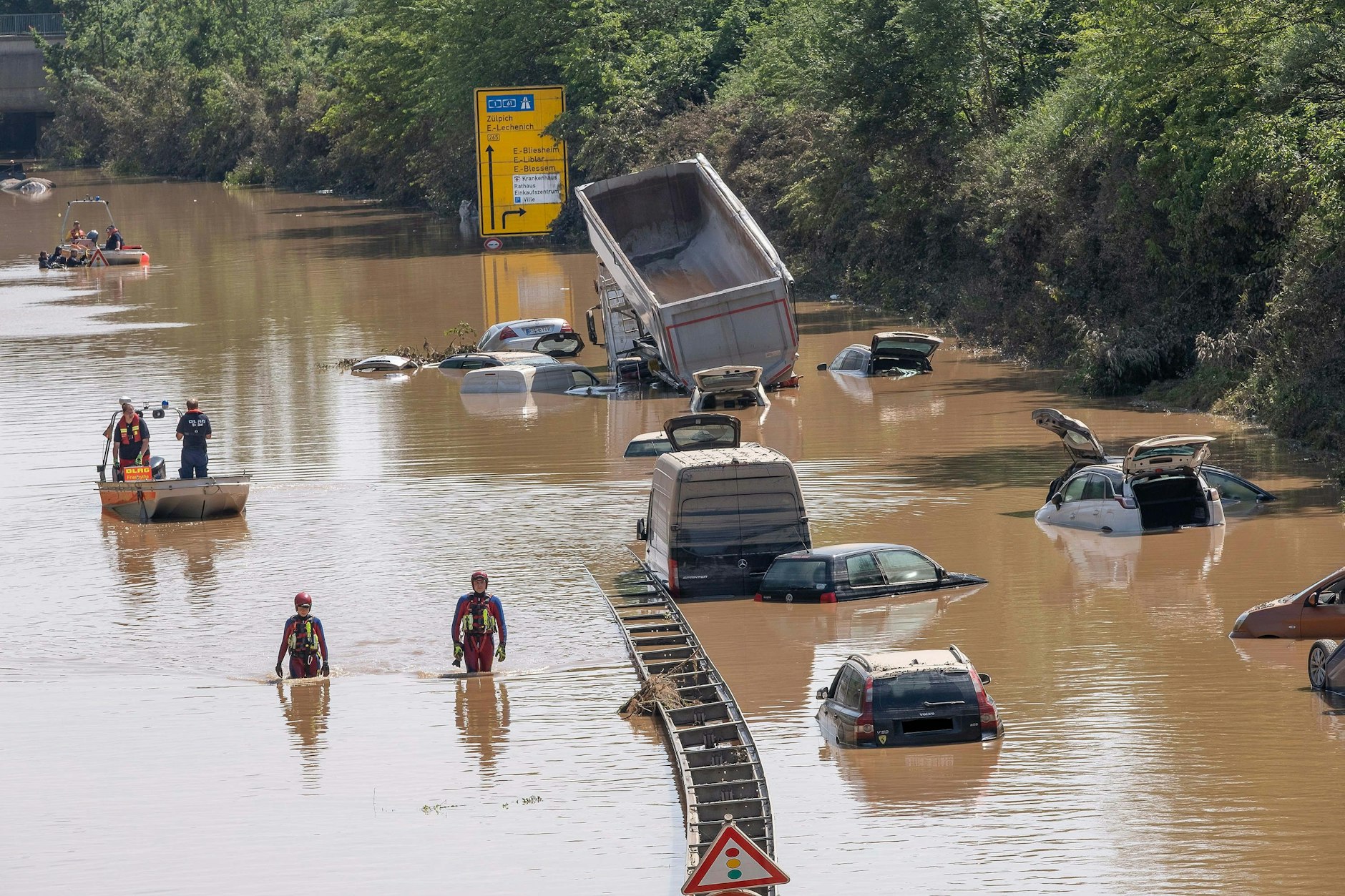 Vor einem Jahr legte eine Flutkatastrophe Teile von Rheinland-Pfalz und Nordrhein-Westfalen in Trümmer. Durch die verheerenden Überschwemmungen im Westen Deutschlands überflutete auch die B 265 bei Erftstadt.