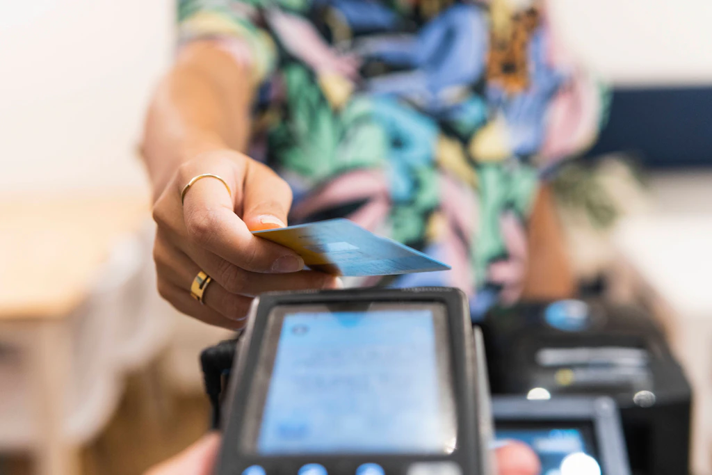 Statt Kreditkarte: Darf es auch eine Debitkarte sein?