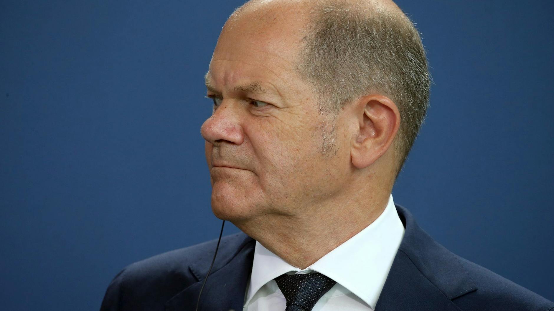 Bundeskanzler Olaf Scholz (SPD) folgt angespannt den Ausführungen des Palästinenserpräsidenten.