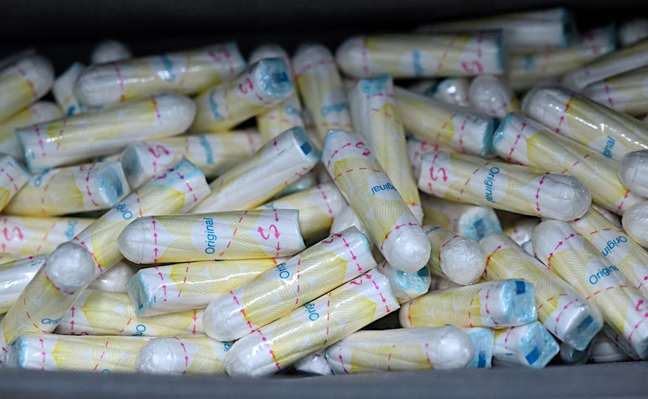 ARCHIV - Auf einer Toilette an der Universität Jena gibt es sie bereits: kostenlose Tampons.  