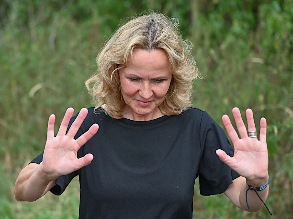 ARCHIV - Steffi Lemke (Bündnis 90/Die Grünen), Bundesumweltministerin, informiert sich über die Umweltkatastrophe am deutsch-polnischen Grenzfluss Oder.  