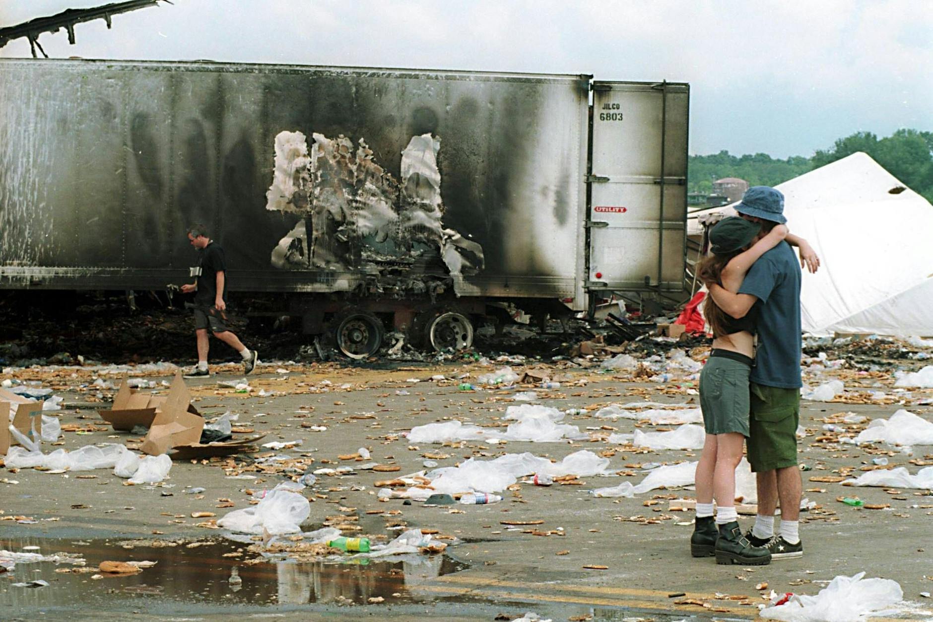 Am Tag danach: Das Festivalgelände sieht aus wie nach der Apokalypse.