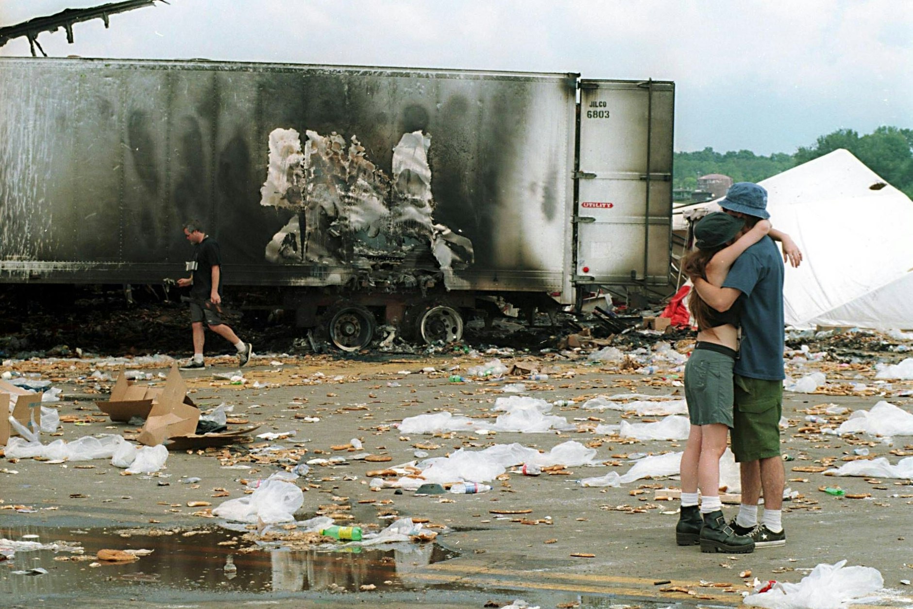 Am Tag danach: Das Festivalgelände sieht aus wie nach der Apokalypse.