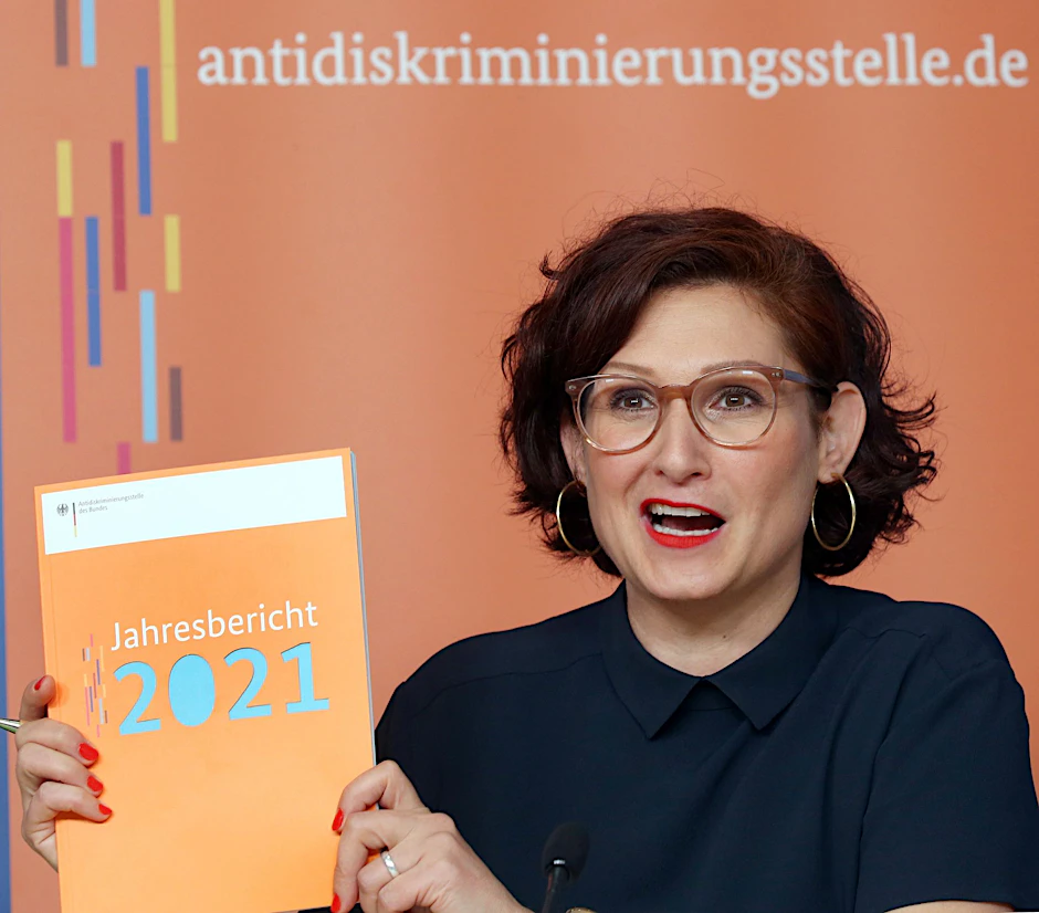 Ferda Ataman bei der Vorstellung des  Jahresberichts der Antidiskriminierungsstelle des Bundes.  