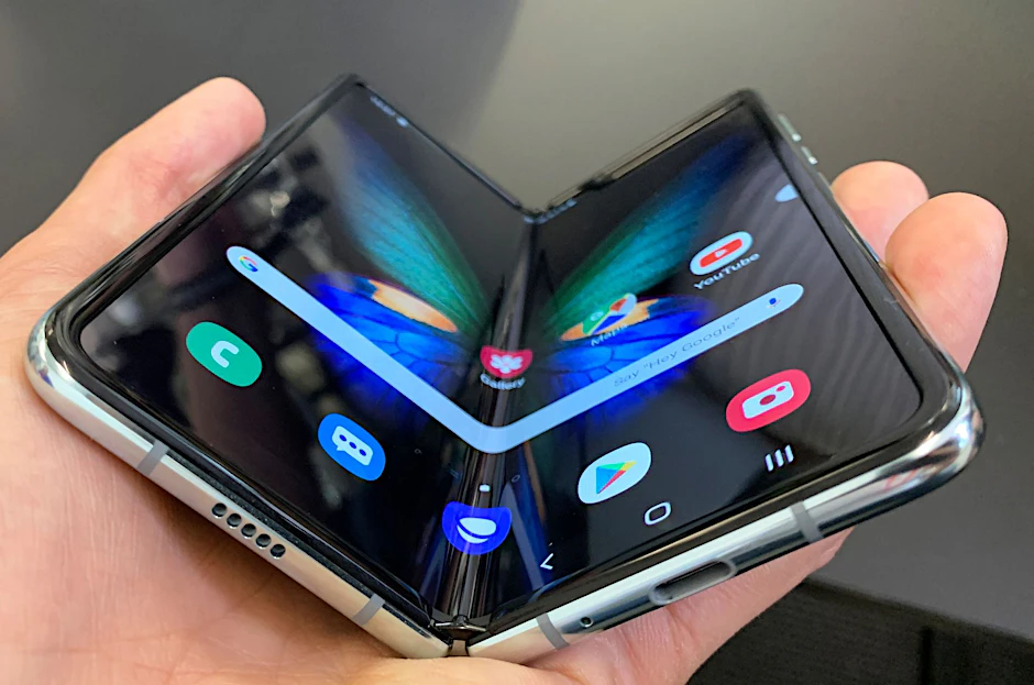 ARCHIV - Das Smartphone "Galaxy Fold" von Samsung.  