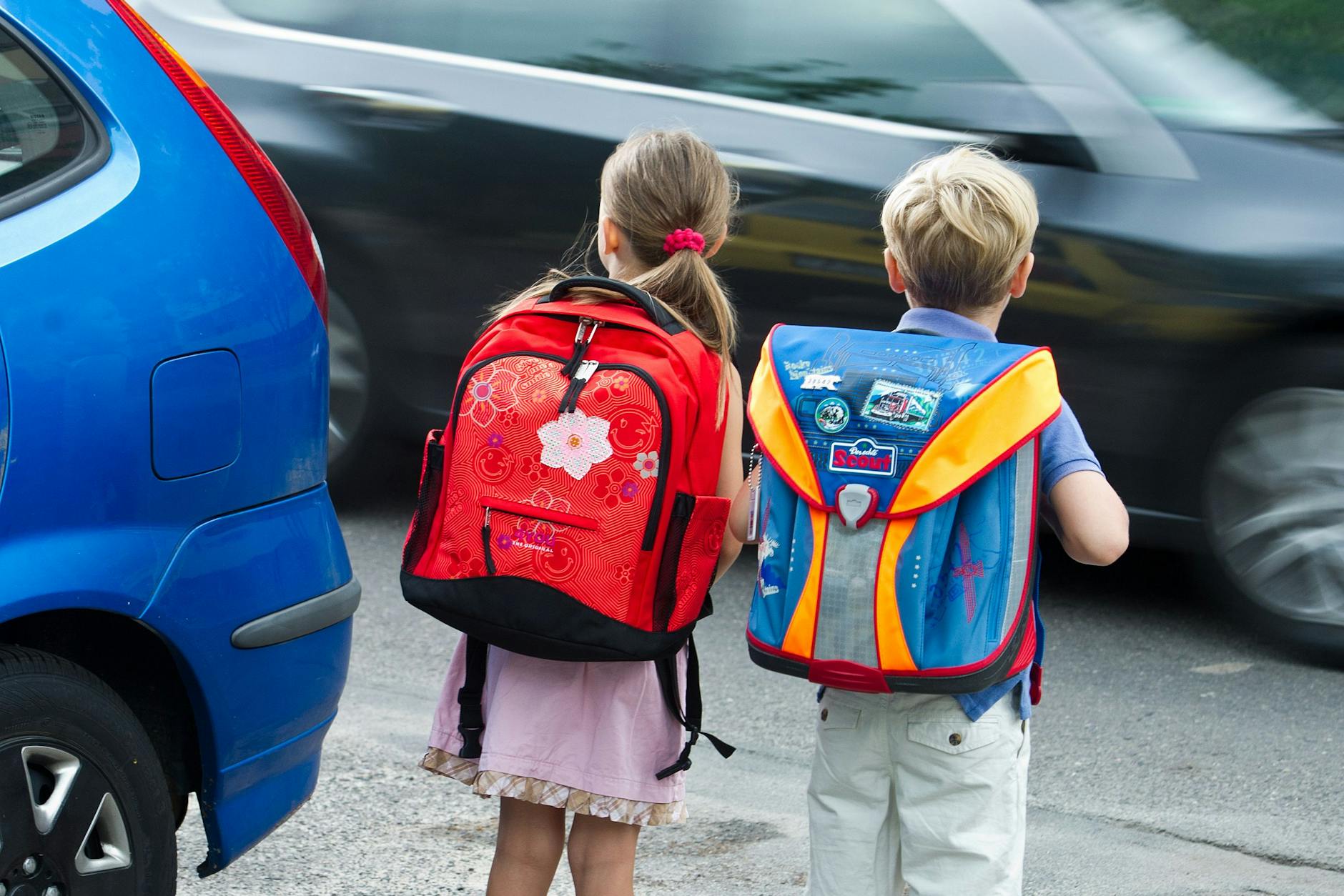 Die beiden zukünftigen Erstklässler Amy und Luca üben das Verhalten auf dem Schulweg und das richtige Überqueren einer Straße.