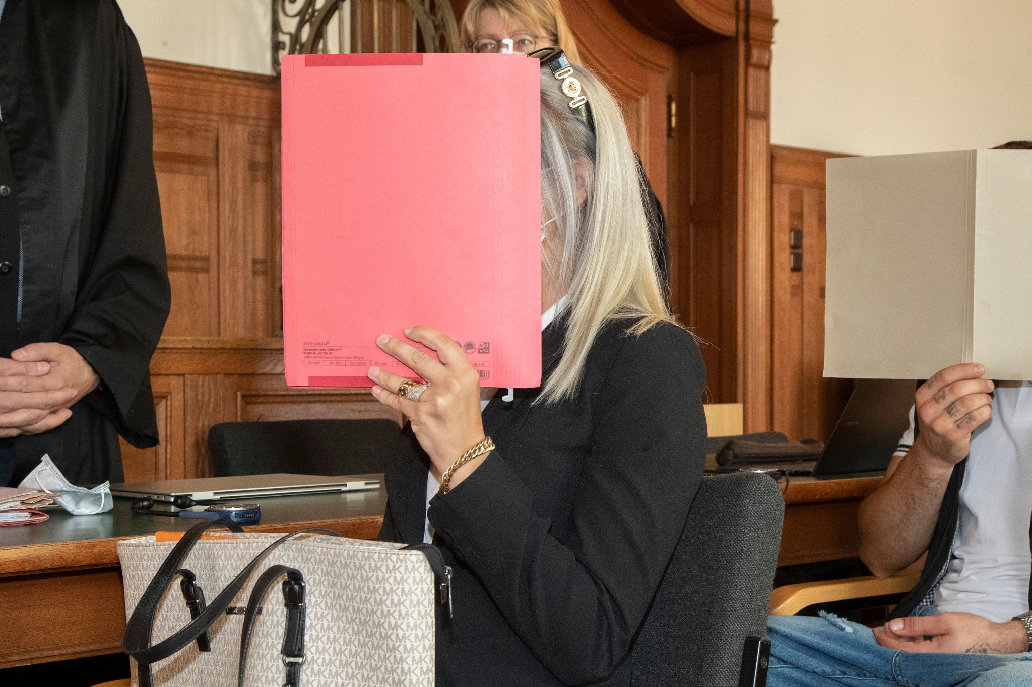 Zoff um eine Goldkette: Diese blonde Frau soll sich in einer Bar bissig aufgeführt haben. Was dann folgte, war eine Straftat