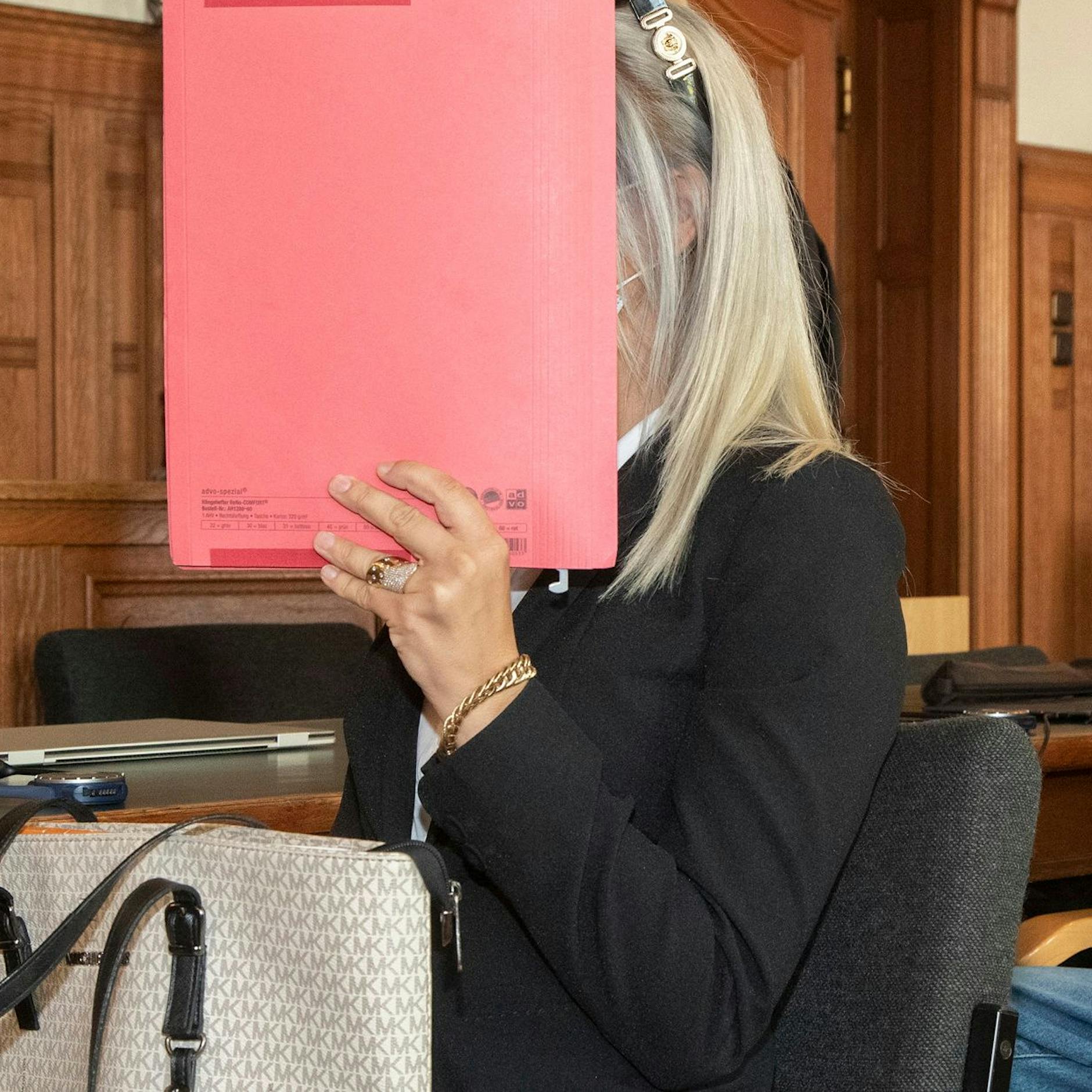 Zoff um eine Goldkette: Diese blonde Frau soll sich in einer Bar bissig aufgeführt haben. Was dann folgte, war eine Straftat