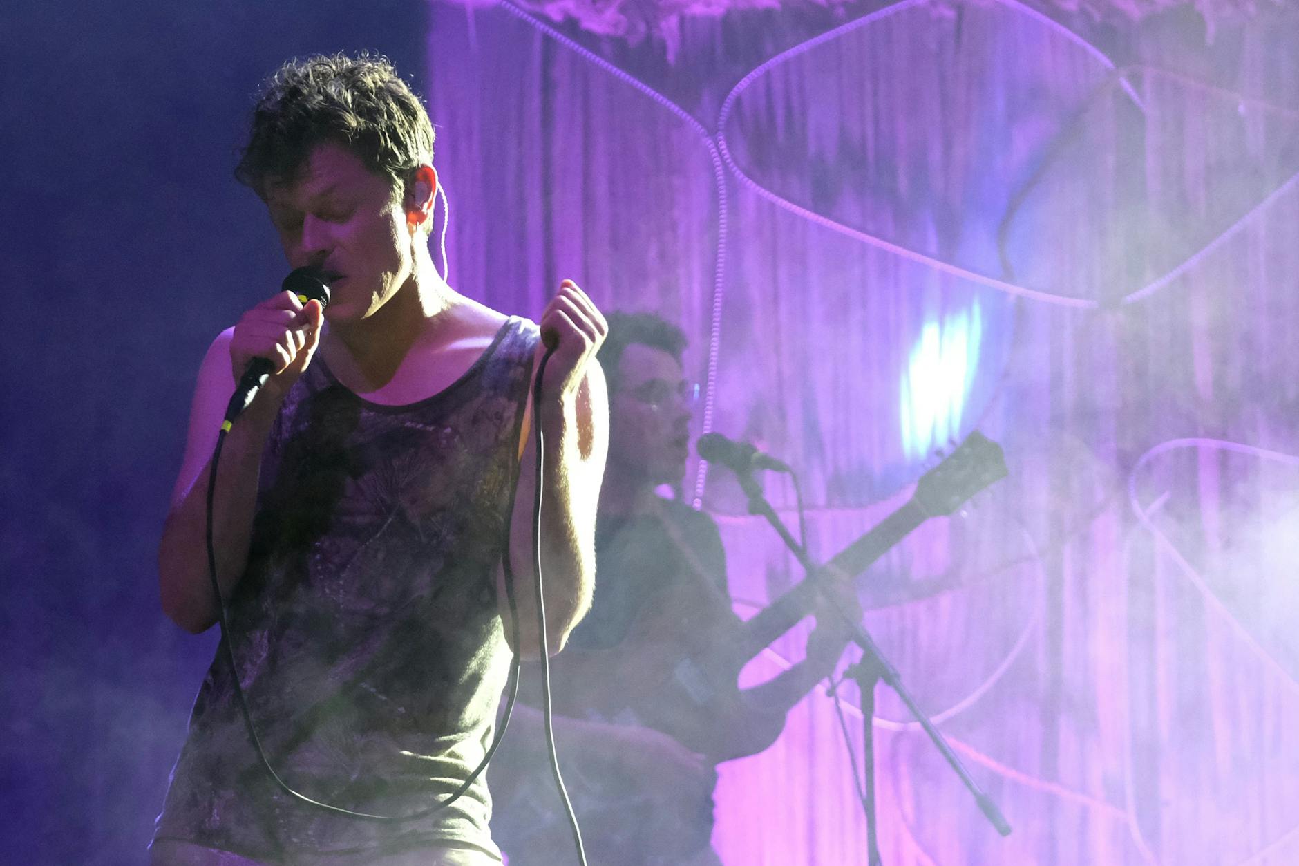 Stachelt das Berliner Publikum zum Abdancen an: Perfume Genius im Metropol.