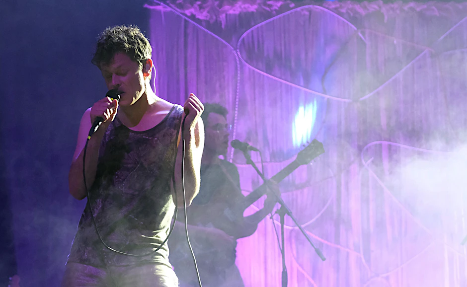 Stachelt das Berliner Publikum zum Abdancen an: Perfume Genius im Metropol.
