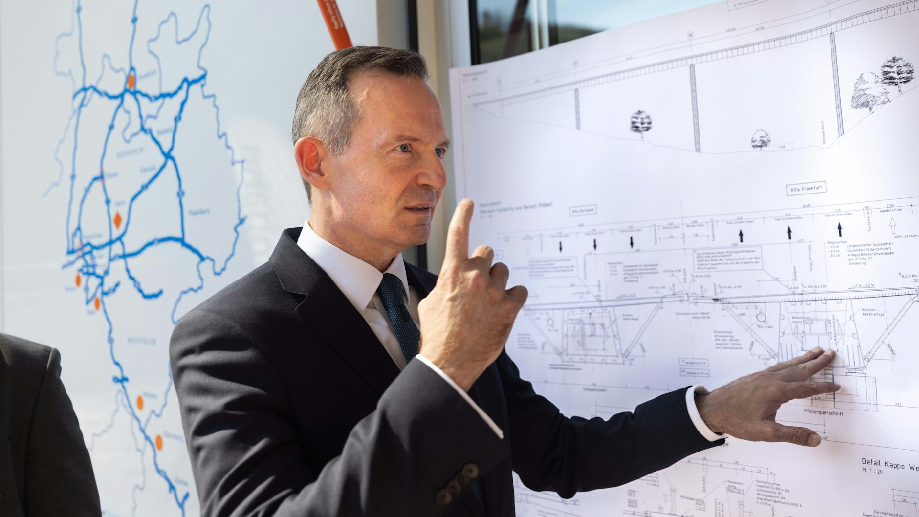 Verkehrsminister Volker Wissing (FDP) will Energietransporten auf der Schiene Vorrang geben – auch vor Personenzügen.