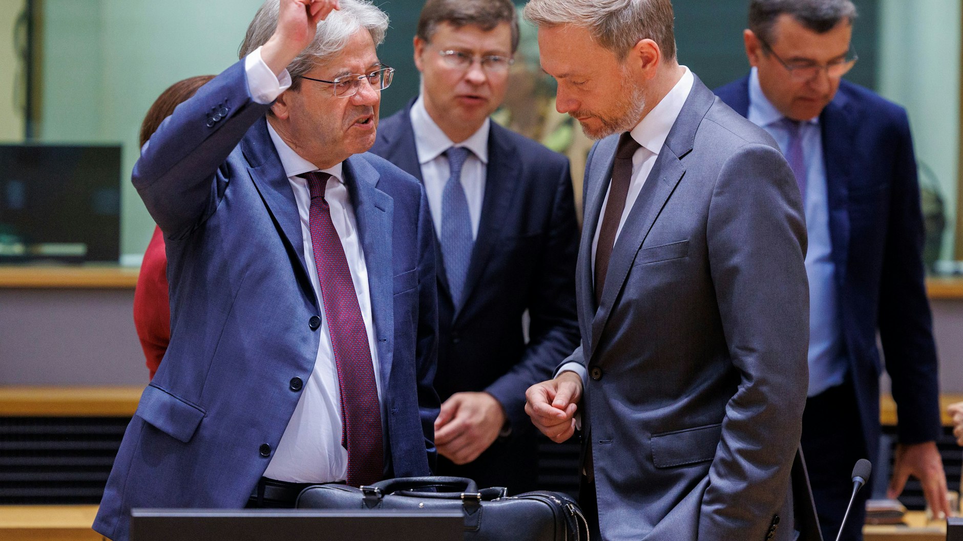 Also, Christian, das machst du so ... EU-Wirtschaftskommissar Paolo Gentiloni doziert vor Finanzminister Lindner.