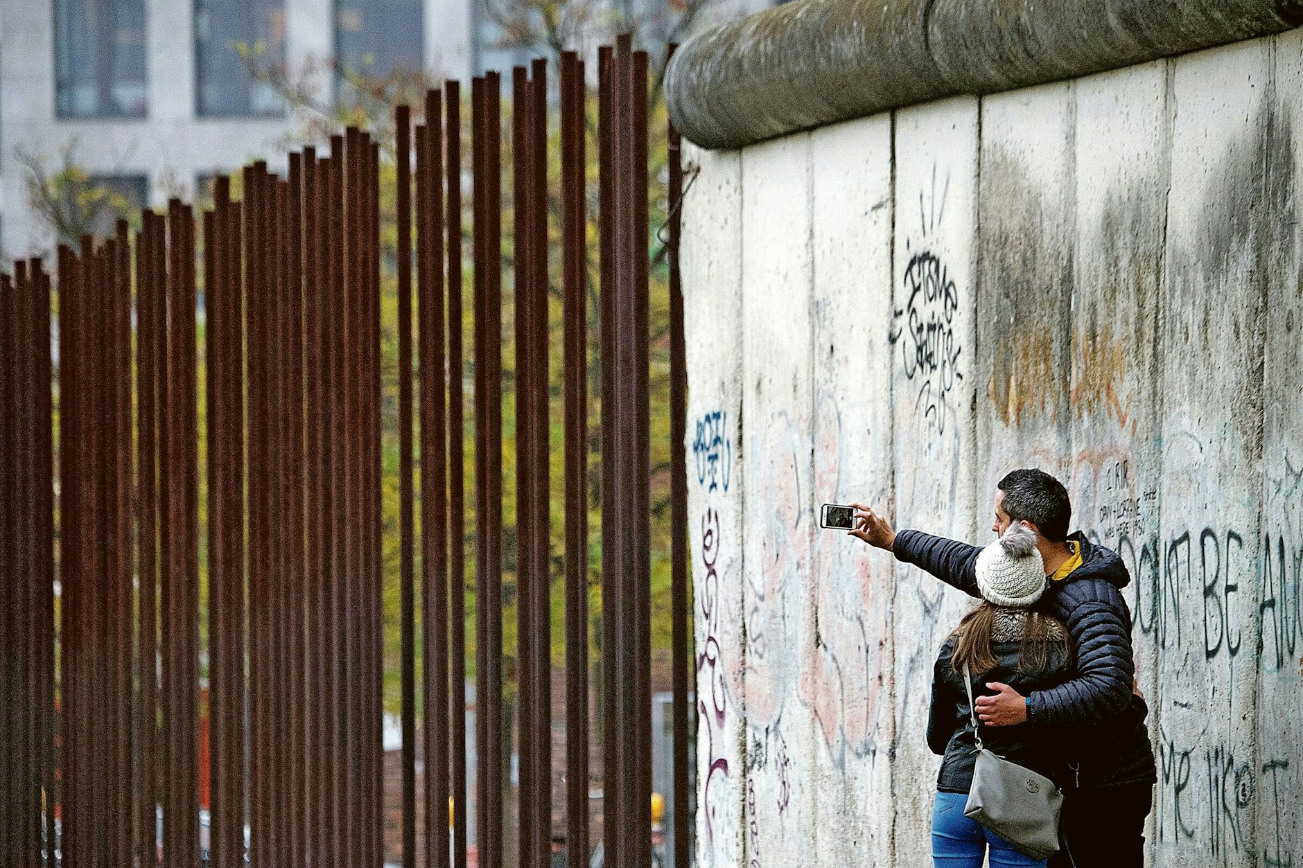 Mauergedenkstätte an der Bernauer Straße. Dort, wo der Betonwall abgerissen wurde, zeichnen Stahlrohre den Verlauf der Mauer nach.