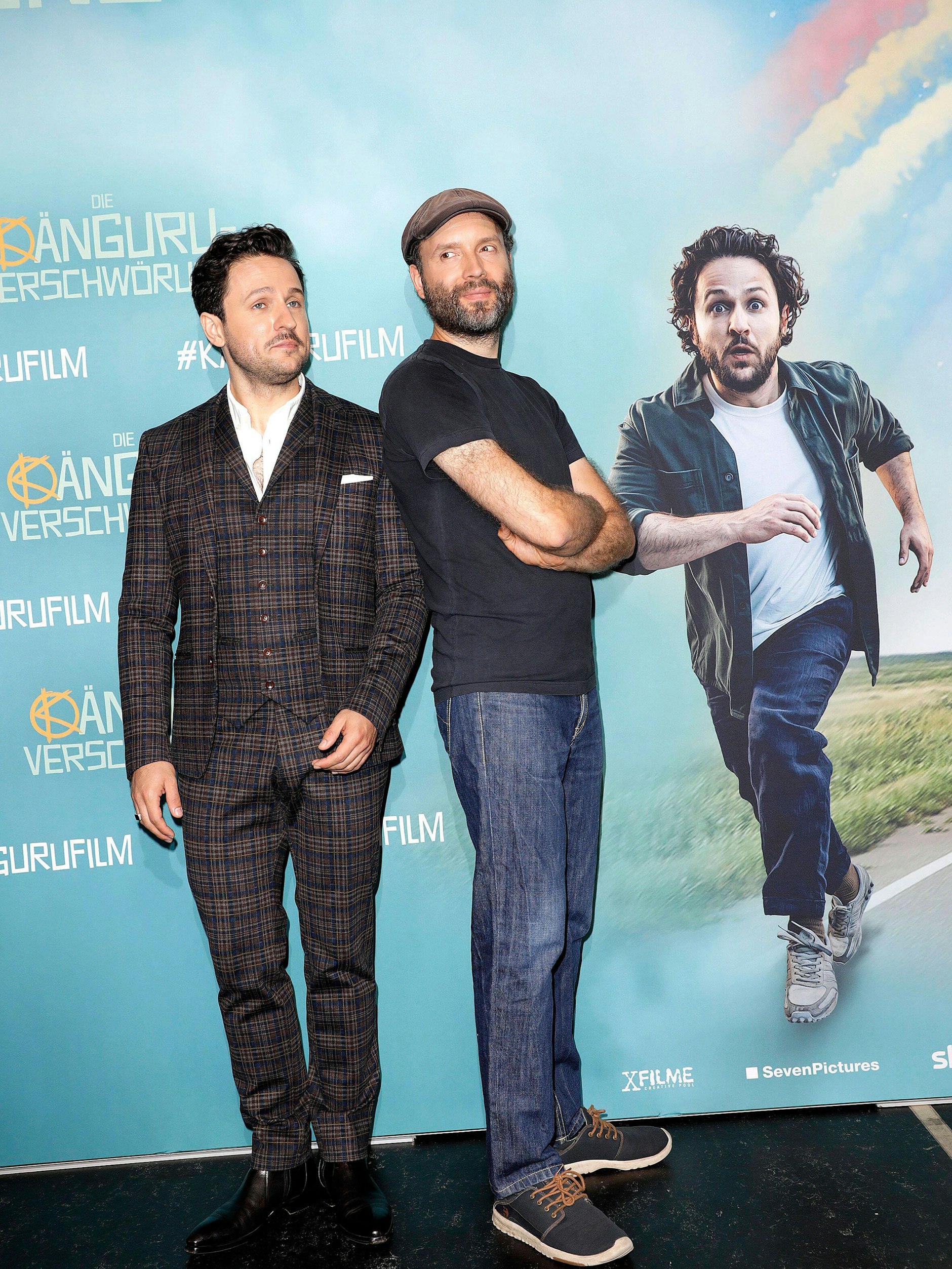 Hauptdarsteller Dimitrij Schaad (l.) und Autor Marc-Uwe Kling flachsen bei der Weltpremiere von „Die Känguru-Verschwörung“ rum.